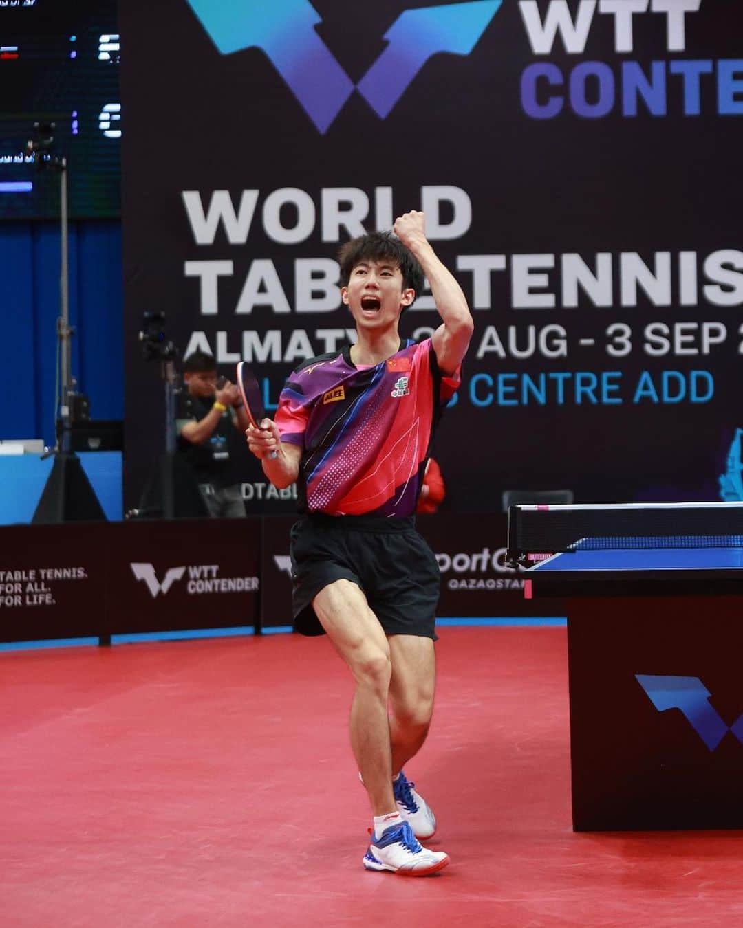 ITTF Worldさんのインスタグラム写真 - (ITTF WorldInstagram)「It came THIS close 🤏🤯   Liang Yanning takes down Dima Ovtcharov in a tight battle to book a spot in the #WTTAlmaty Men's Singles Round of 16 😎   Don't miss a minute of the #WTTContender action 👉 YouTube.com/WTTGlobal 📺   #TableTennis #PingPong」8月31日 23時09分 - wtt