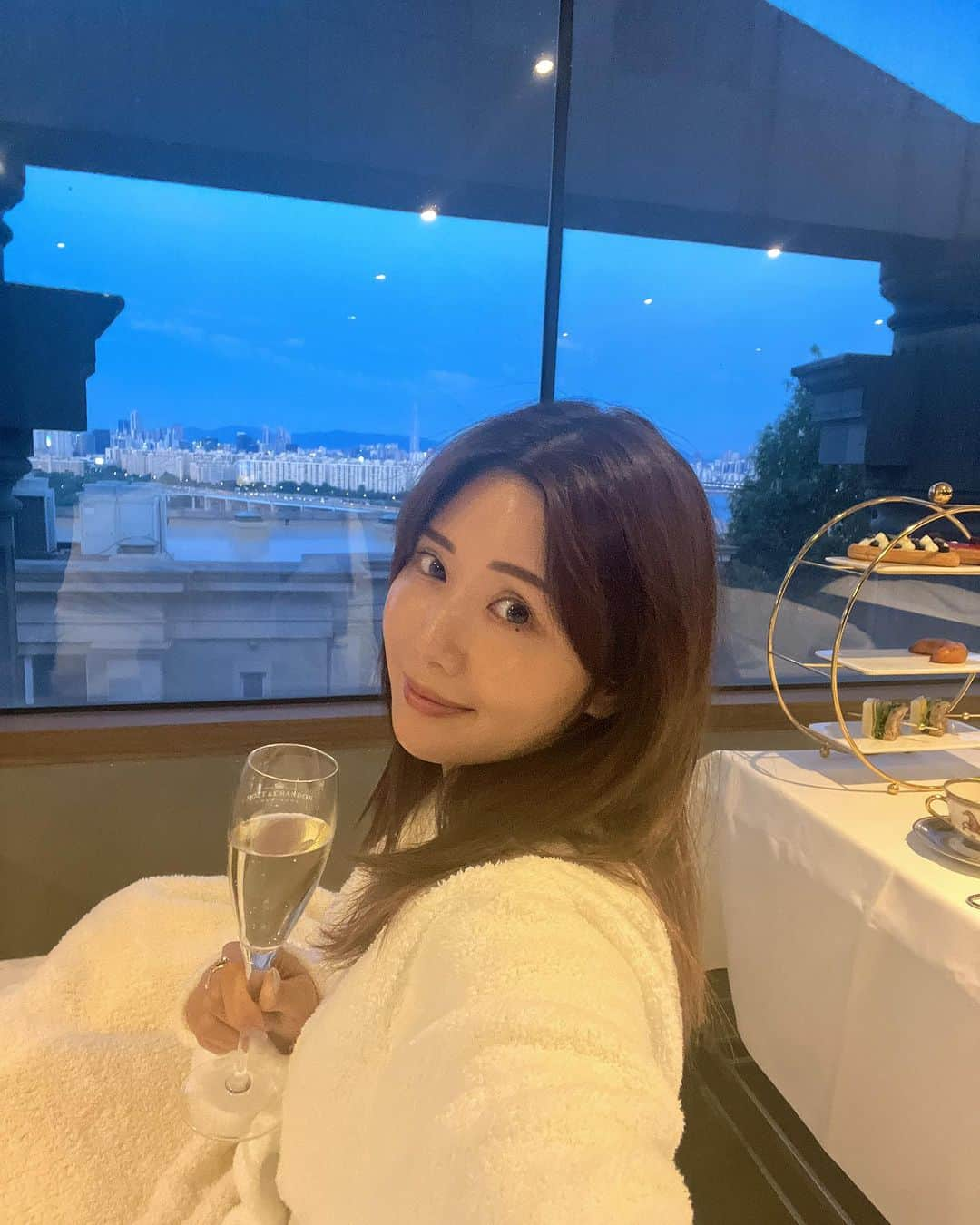 一木美里さんのインスタグラム写真 - (一木美里Instagram)「わたしの韓国おすすめ美容スポット4選🇰🇷🥰🫶🏻  1 @heum_spa  ラグジュアリーアカスリのお店です。わたしはカクテルコースorゴールドステーディングコースにしています。最高です🩷毎月通っていたらお肌がつるつるに潤ってボディクリームの量が変わりました🥹DMから仮予約ができますが、海外送金でデポジットを支払って本予約になります✔️  2,  @skinuni01  カンナムエリアでおすすめの皮膚科を聞かれたらここを答えています！シュリンクユニバースをしてから顔の輪郭を褒められるようになりました。こける印象は嫌なので今もう受けていないのですが、ブラピールや水玉ソノ(スキンケア)もここで受けています。カウンセラーのお姉さんたちがすごく丁寧で親身なので安心です🩷 LINEから予約できます📱  3 @theclim_jp  ミョンドンエリアでおすすめの皮膚科を聞かれたら答えています。婦人科併設で日本にはない診断もしてもらえて面白かったです！皮膚科もとても丁寧でみんなに安心してすすめられる、という感じです🤍 LINEから予約できます📱  4 @riverhillspa_official_  夢のようなスパ。とりあえず行ってみて欲しい場所です🥹🫶🏻今まで行ったどのスパより満足度が高い🧖‍♀️ NAVERか電話で予約できます📞  #韓国美容#韓国旅行#韓国スパ#韓国美容皮膚科#スキンケア#アカスリ#スパ#서울스파#스파」8月31日 23時02分 - misato_ichiki