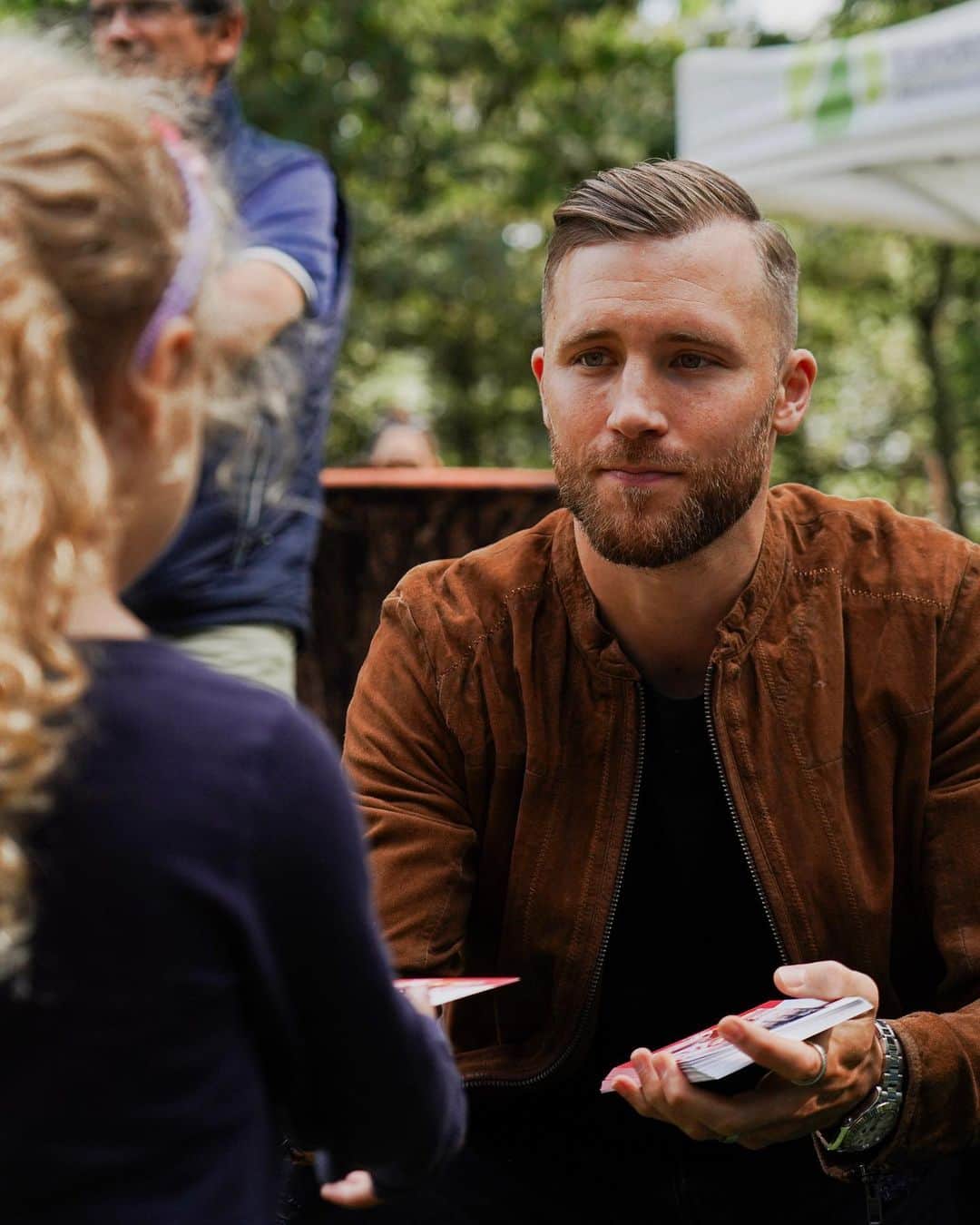 シルヴァン・ヴィドマーのインスタグラム：「Proud to be part of the opening of a climate protection-themed forest playground that @1fsvmainz05 is a partner of and where kids learn a lot about plant and animal life 🥰🌲🐿️  #environmentalaction #sile #mainz05」