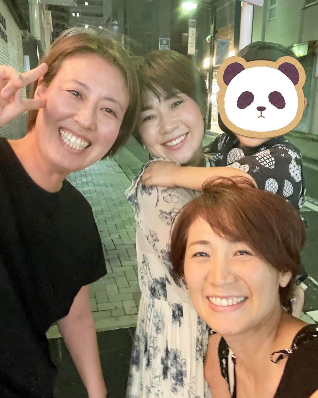 高橋みゆきのインスタグラム：「ミポリンと久しぶりのサッコちゃん🎶2人といるとなんかホッとしちゃう😌ミポリンに抱っこされてる心坊ギュって可愛い💓 #麻布十番 #辛くしすぎたスンドゥブ」