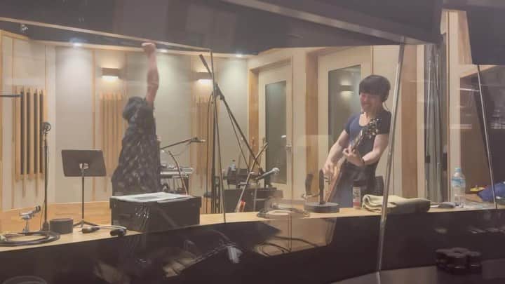 田辺由明のインスタグラム：「ギター録りを近くで盛り上げてくれるボーカル最高  @hattori0629   #マカロニえんぴつ #大人の涙 #frozenmylove」