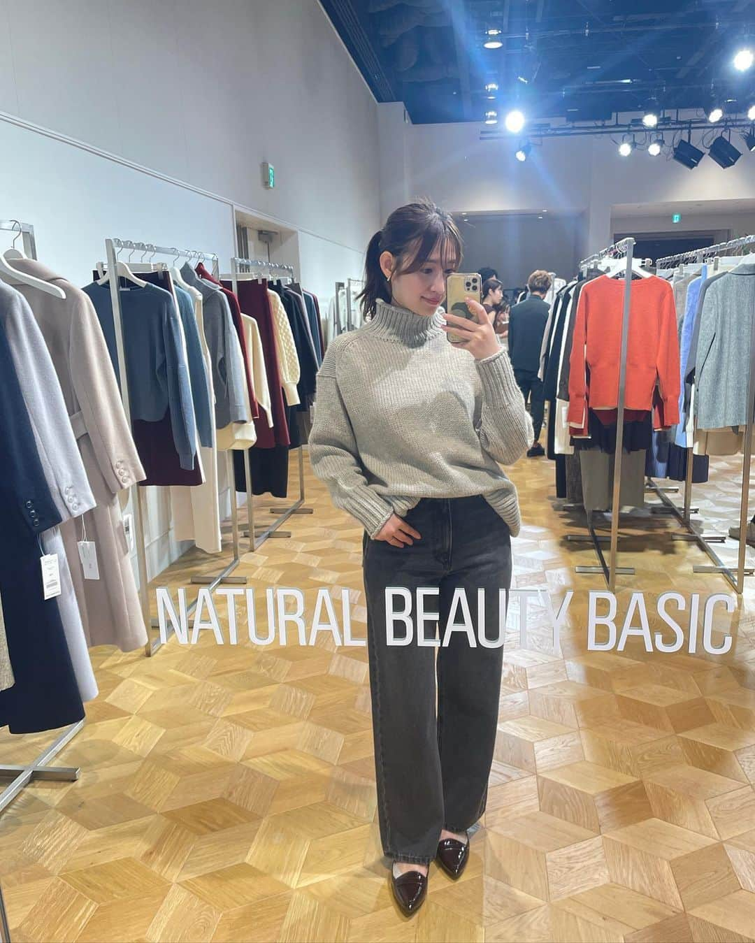 下田奈奈さんのインスタグラム写真 - (下田奈奈Instagram)「先週行ってきた @naturalbeautybasic_official の秋冬展示会レポ♥︎🩶  トレンドのグレーが大人可愛くて 合計7点もオーダーしてしまった😮‍💨🫢  仕事にもプライベートにも活躍する ベーシックなお洋服が種類豊富なので OLさんには特にオススメのブランド👩🏻‍💻♡  お値段が程よい価格帯なのも めちゃくちゃ嬉しいポイント✌🏻  オーダしたお洋服は投稿に載せてます🪡  #naturalbeautybasic#NBB#ナチュラルビューティーベーシック#olファッション #olコーデ #仕事着 #骨格ストレートコーデ #大人可愛いコーデ #大人可愛いコーディネート」8月31日 23時05分 - shimodanana