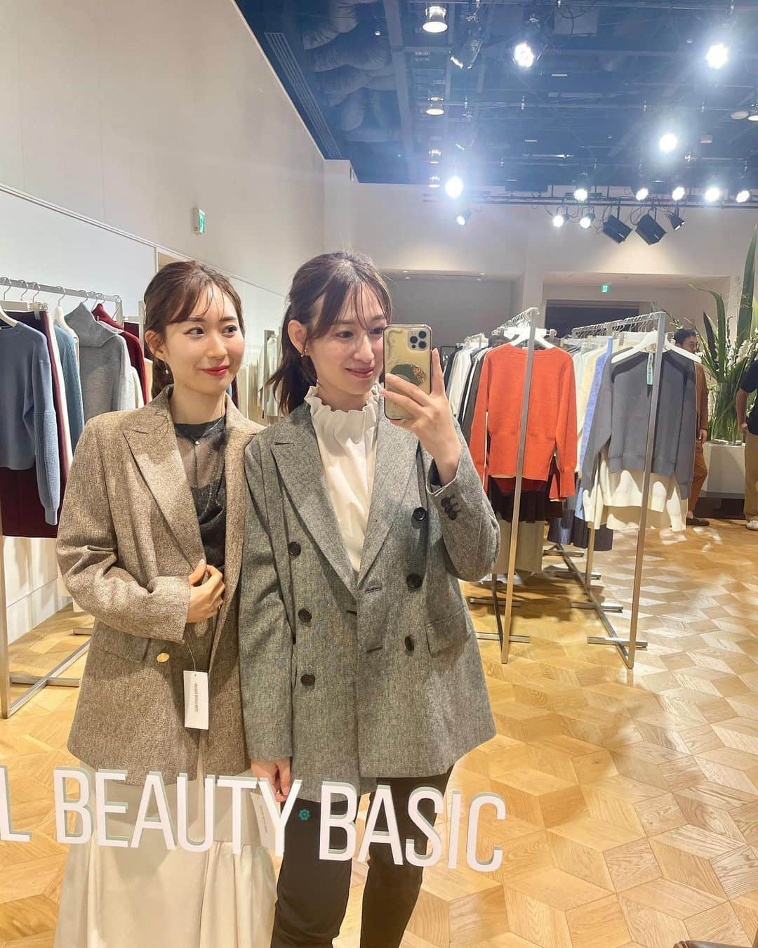 下田奈奈さんのインスタグラム写真 - (下田奈奈Instagram)「先週行ってきた @naturalbeautybasic_official の秋冬展示会レポ♥︎🩶  トレンドのグレーが大人可愛くて 合計7点もオーダーしてしまった😮‍💨🫢  仕事にもプライベートにも活躍する ベーシックなお洋服が種類豊富なので OLさんには特にオススメのブランド👩🏻‍💻♡  お値段が程よい価格帯なのも めちゃくちゃ嬉しいポイント✌🏻  オーダしたお洋服は投稿に載せてます🪡  #naturalbeautybasic#NBB#ナチュラルビューティーベーシック#olファッション #olコーデ #仕事着 #骨格ストレートコーデ #大人可愛いコーデ #大人可愛いコーディネート」8月31日 23時05分 - shimodanana