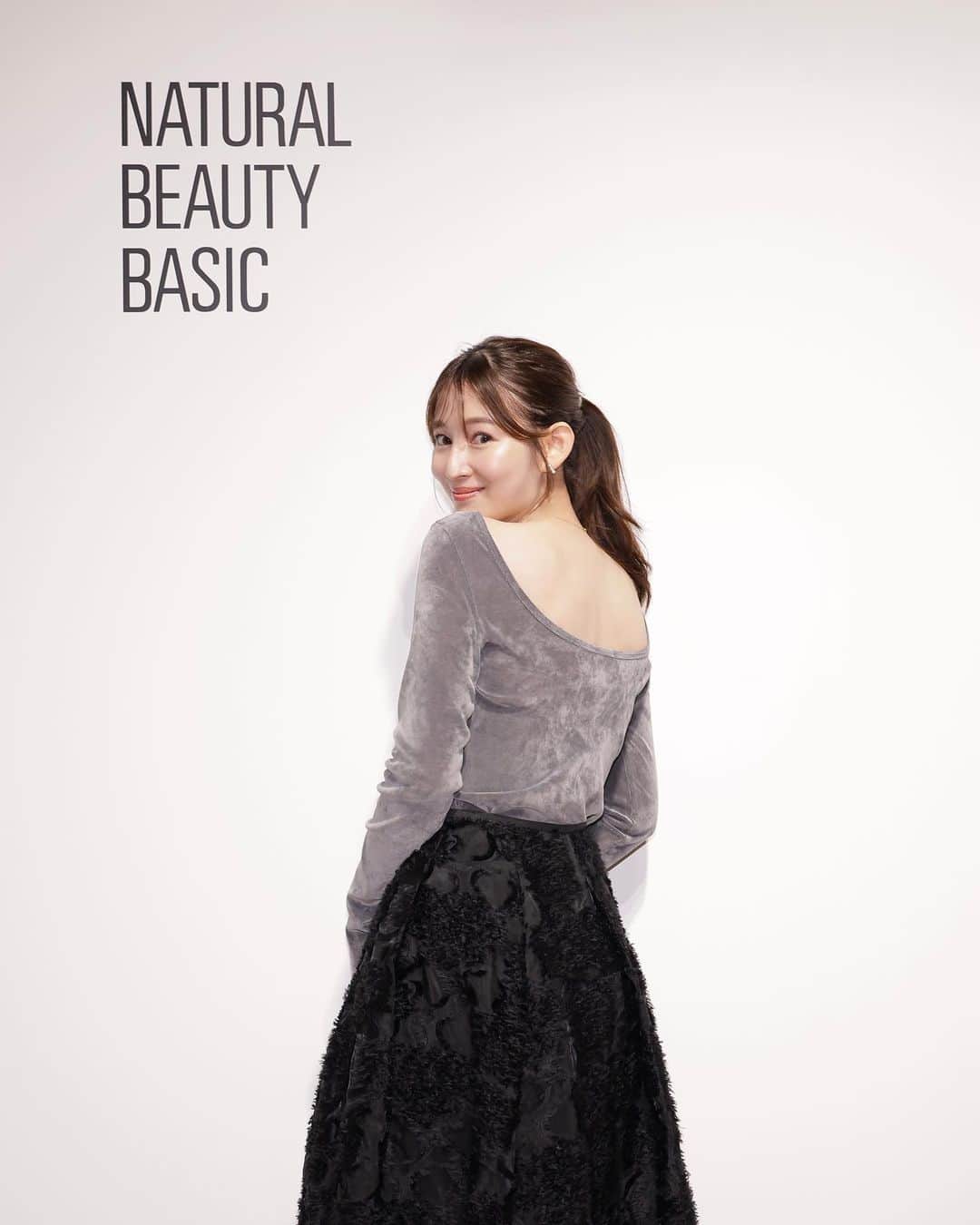 下田奈奈のインスタグラム：「先週行ってきた @naturalbeautybasic_official の秋冬展示会レポ♥︎🩶  トレンドのグレーが大人可愛くて 合計7点もオーダーしてしまった😮‍💨🫢  仕事にもプライベートにも活躍する ベーシックなお洋服が種類豊富なので OLさんには特にオススメのブランド👩🏻‍💻♡  お値段が程よい価格帯なのも めちゃくちゃ嬉しいポイント✌🏻  オーダしたお洋服は投稿に載せてます🪡  #naturalbeautybasic#NBB#ナチュラルビューティーベーシック#olファッション #olコーデ #仕事着 #骨格ストレートコーデ #大人可愛いコーデ #大人可愛いコーディネート」