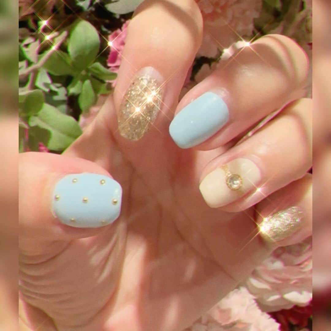 のインスタグラム：「今日で8月も終わり🥹 夏ネイルさようなら〜 今年の夏、みんなはどんな思い出が作れたかな？ 明日から9月❣️ 一生に一度の2023年の秋🍁 どんな思い出を残せるかな❤️ #夏ネイル #ネイルデザイン #夏の思い出」