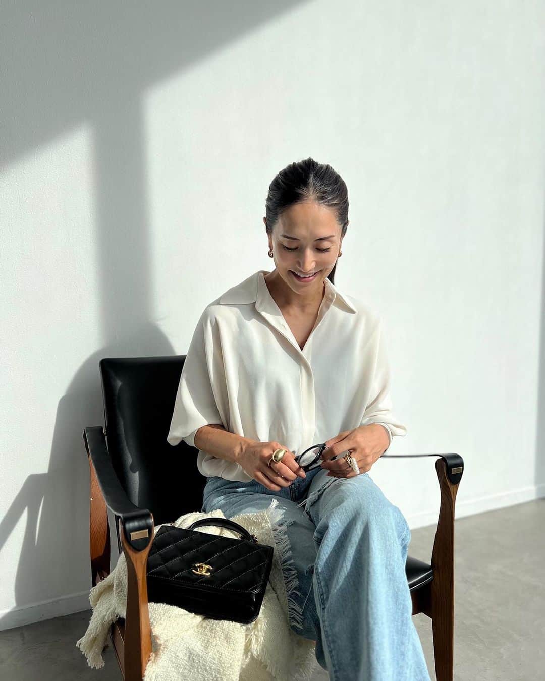 亀恭子のインスタグラム：「白シャツ、デニム、お気に入りのjewelry  その3つが揃えば ご機嫌な一日。  撮影day 真夏服にすっかり飽きてる中、 スタジオだから初秋モノの長袖ブラウスが着れた♡  2023年8月最後の日☺︎  today's… #fashion #ootd #kkstyle #tokyo #kamescloset #blouse #deuxiemeclasse  #pants #yanuk #stole #asaucemeler #bag #chanel #summer #august31」