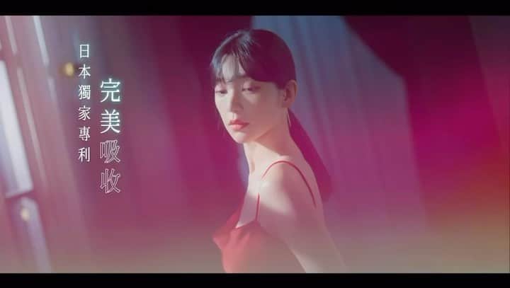 パフ・クオのインスタグラム：「：  最近很常被大家問到 「雪芙你怎麼變得體態那麼好」 到底是怎麼辦到的～？😝  終於可以跟大家分享 我輕盈秘密就是 #婕樂纖  #纖飄錠  纖飄錠是由 全球頂尖前2％科學家共同研發 獲得世界品質標章金牌🏅️ 以及生醫屆奧斯卡SNQ認證 國家認證「不易形成體脂肪」功效 安全有效 又有保障 就是我維持體態的秘密武器  現代人都工作忙碌飲食不正常 想維持好體態真的非常不容易 我一直以來都有很嚴格的在執行168 但自從我有了#婕樂纖 #纖飄錠 之後 每當跟朋友聚餐 或是想放縱一下享受美食 都能讓我沒有壓力地盡情享受😋   再加上婕樂纖這個品牌 拿下國內外將近一百座的國際認證👏🏻👏🏻 很安心也很值得信賴 誠信的推薦給大家  不僅安心，體態更輕 我的輕盈秘密 婕樂纖 纖飄錠🥰  @jerossetw_ #婕樂纖 #JEROSSE #婕樂纖纖飄錠 #小綠人健字號 #國家認證衛福部核可 #衛福部核可  #不易形成體脂肪」