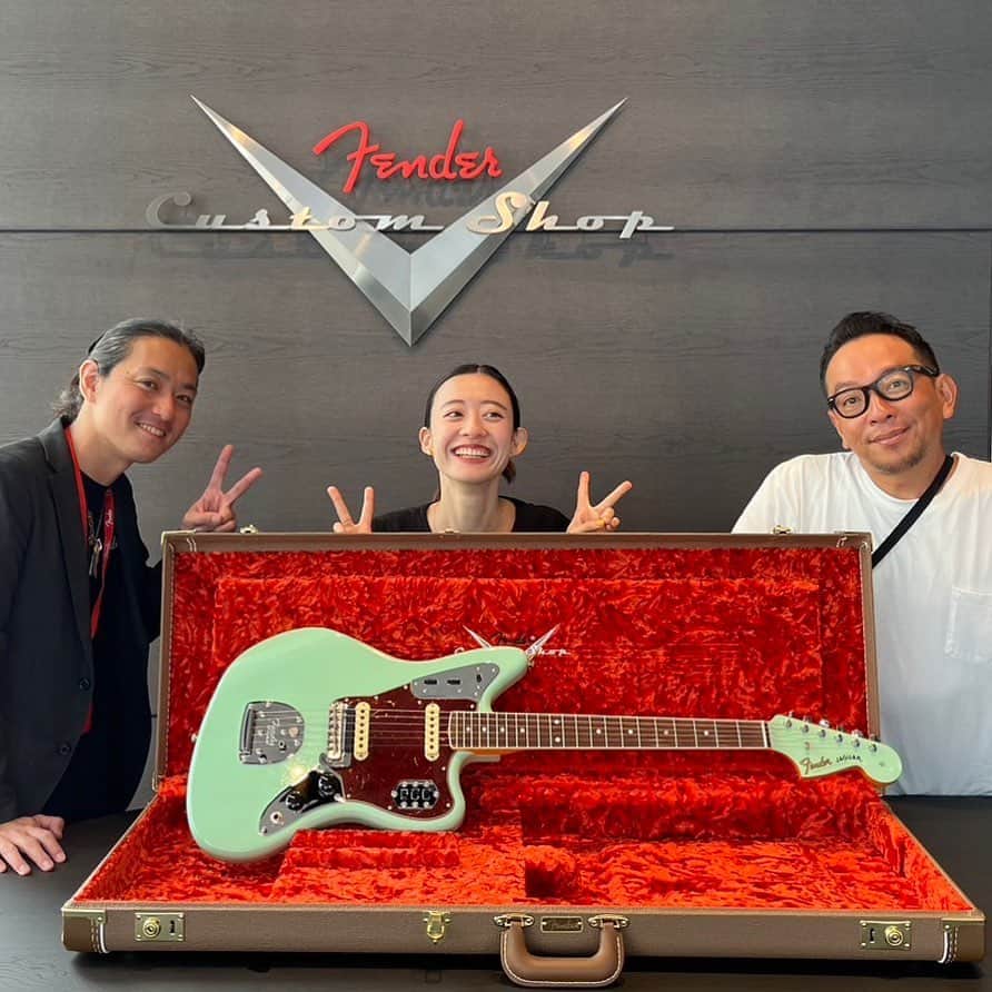 のインスタグラム：「新しいギター、 明後日からのツアーで ちょこっと登場✌︎(ˊo̴̶̷̤ ᴗ o̴̶̷̤ˋ)✌︎  @fender_jp  いつもサポートありがとうございます✴︎」