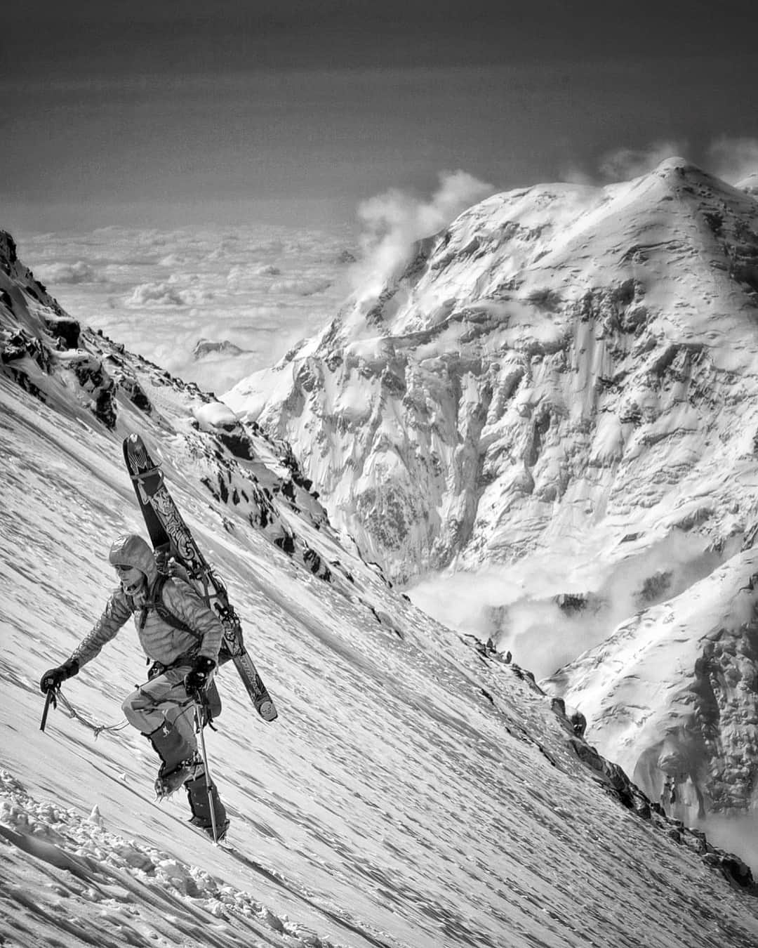 ジミー・チンのインスタグラム：「@hilareenelson crushing one of her many laps on Denali. She was one of the strongest people in the mountains I've ever known.   @thenorthface」