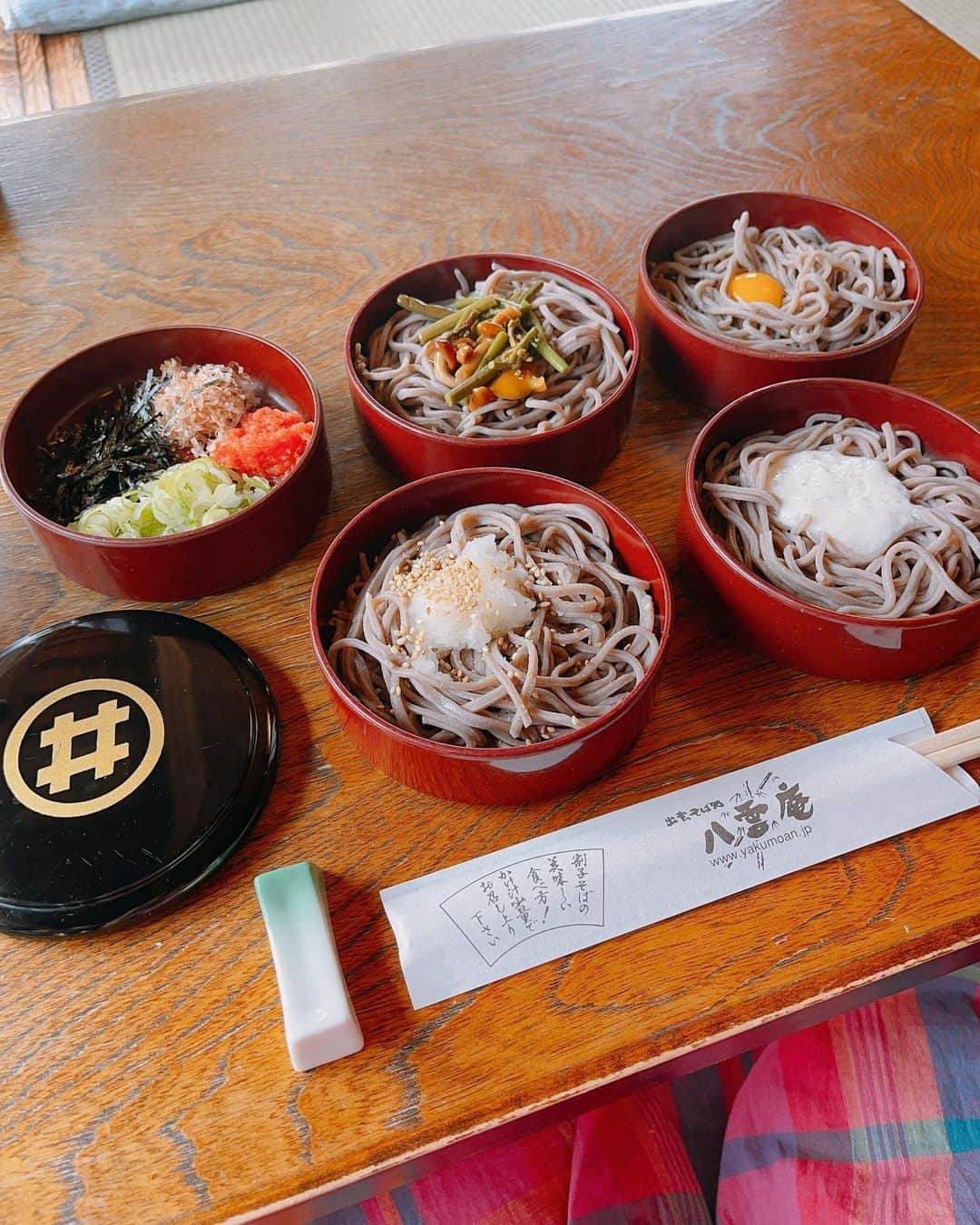 ヨーコさんのインスタグラム写真 - (ヨーコInstagram)「出雲そば🥢  こちらの八雲庵、実はずっと行ってみたかったお店。  今回は予約を入れていただきお邪魔することができました！ 素敵なお庭を見ながら4種類のお蕎麦を堪能😋  城下町の松江は日本三大和菓子処とお聞きして、お抹茶と生菓子もいただきました🍵  夜の本番に向けて心までも満たされたランチタイムでした🌈✨  ごちそうさまでした❣️  #しまねなつ旅  #島根 #夏 #八雲庵 #出雲そば #松江 #山陰」8月31日 23時21分 - y0k0_1108