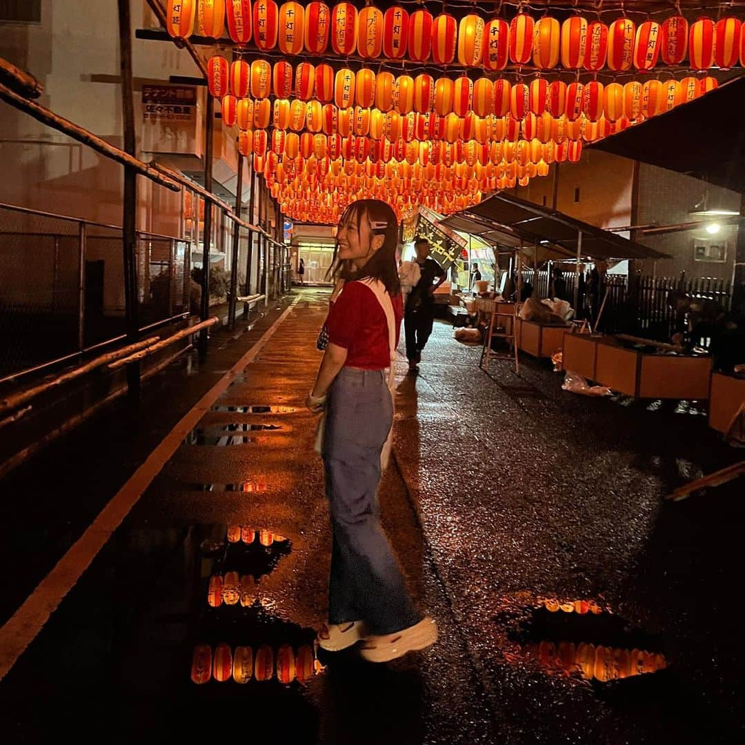 池田楓のインスタグラム：「♡  大雨に降られたけどいい思い出🏮  #かえにゃんと佐世保散歩 #祭り #佐世保観光 #ふるさと #提灯 #長崎 #佐世保 #お祭り #夏祭り #花火 #千灯籠 #江迎千灯籠まつり #屋台 #屋台グルメ #はしまき #写真 #photography #red #ランタン #雨 #九州 #fyp」