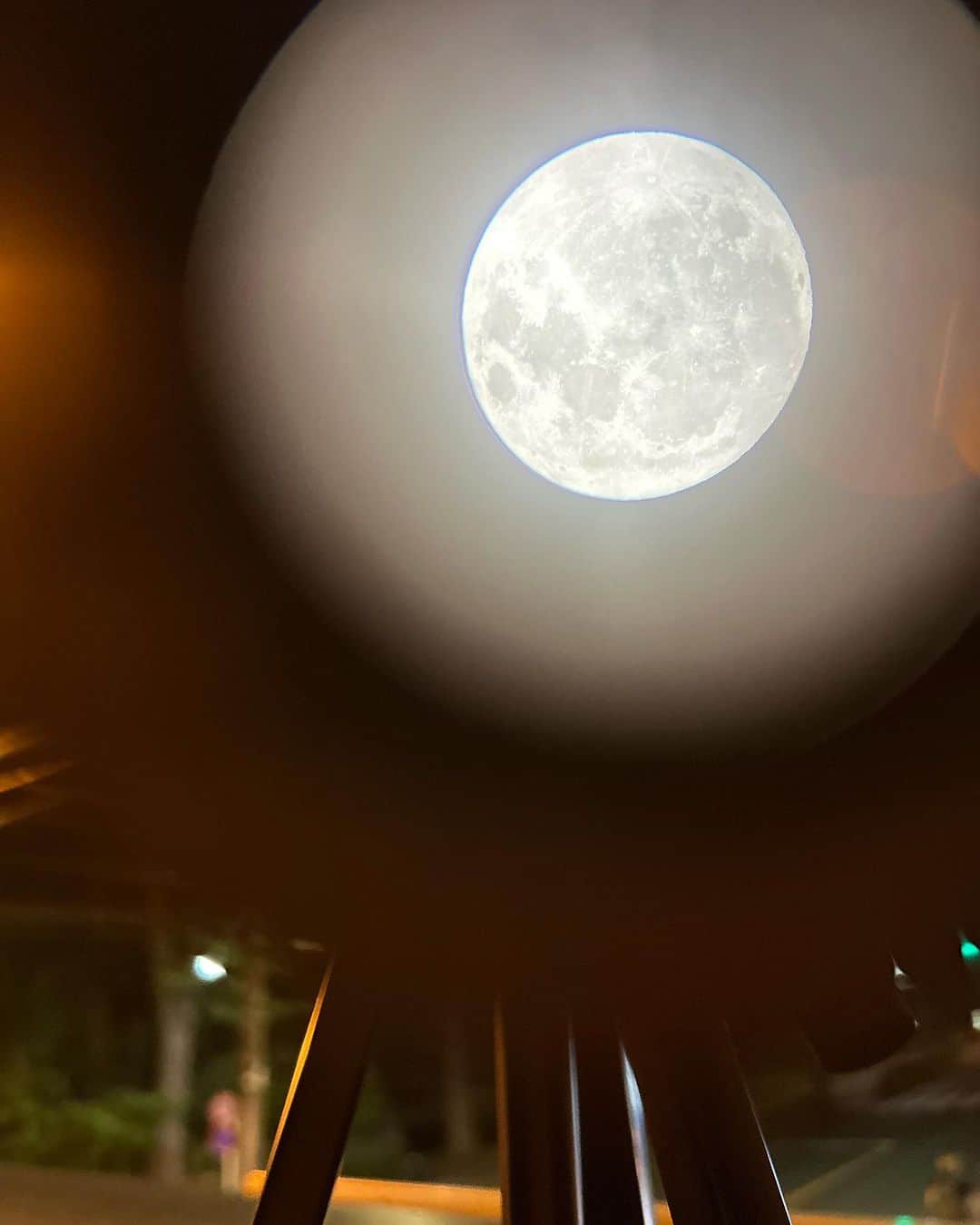 島津健太郎さんのインスタグラム写真 - (島津健太郎Instagram)「望遠鏡の中をスマホで撮影。 ほんの少しのブレで全く見えなくなる。 難しかったけどまぁまぁ上手く行ったんじゃない？  #天体観測 #スーパームーン #天体望遠鏡 #スマホで撮影 #月 #クレーター #楽しい #ロマン」8月31日 23時25分 - k_super_xtreme