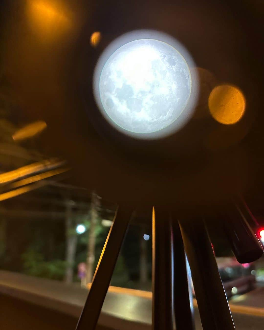 島津健太郎さんのインスタグラム写真 - (島津健太郎Instagram)「望遠鏡の中をスマホで撮影。 ほんの少しのブレで全く見えなくなる。 難しかったけどまぁまぁ上手く行ったんじゃない？  #天体観測 #スーパームーン #天体望遠鏡 #スマホで撮影 #月 #クレーター #楽しい #ロマン」8月31日 23時25分 - k_super_xtreme
