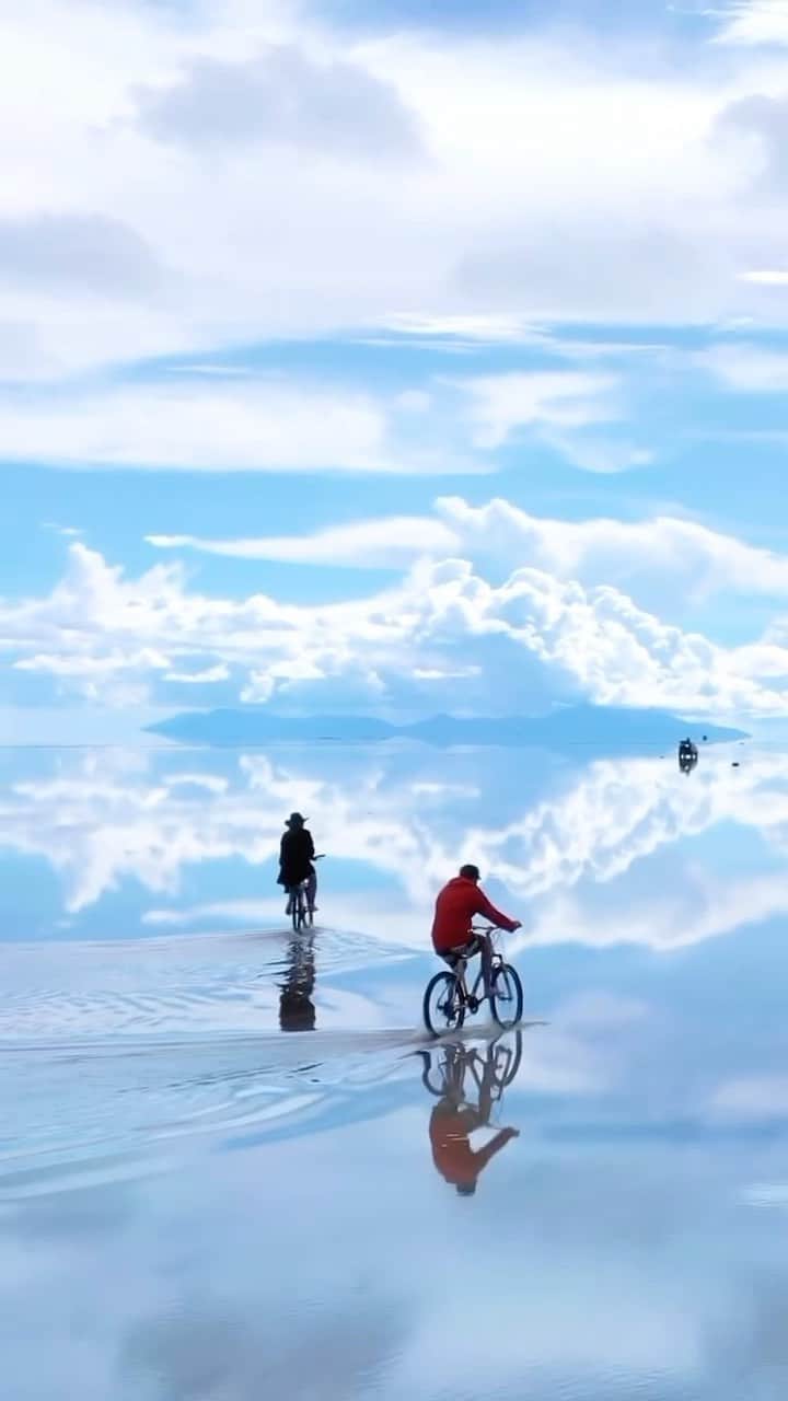 Wonderful Placesのインスタグラム：「@islayjoy biking through the world’s largest salt flats in Bolivia 😍🙌🏼 Would you travel here? Tag who you’d visit with 🥰🥰 . 📹 ✨@islayjoy✨ 📍Salar de Uyuni - Bolivia 🇧🇴  #wonderful_places for a feature ♥️」