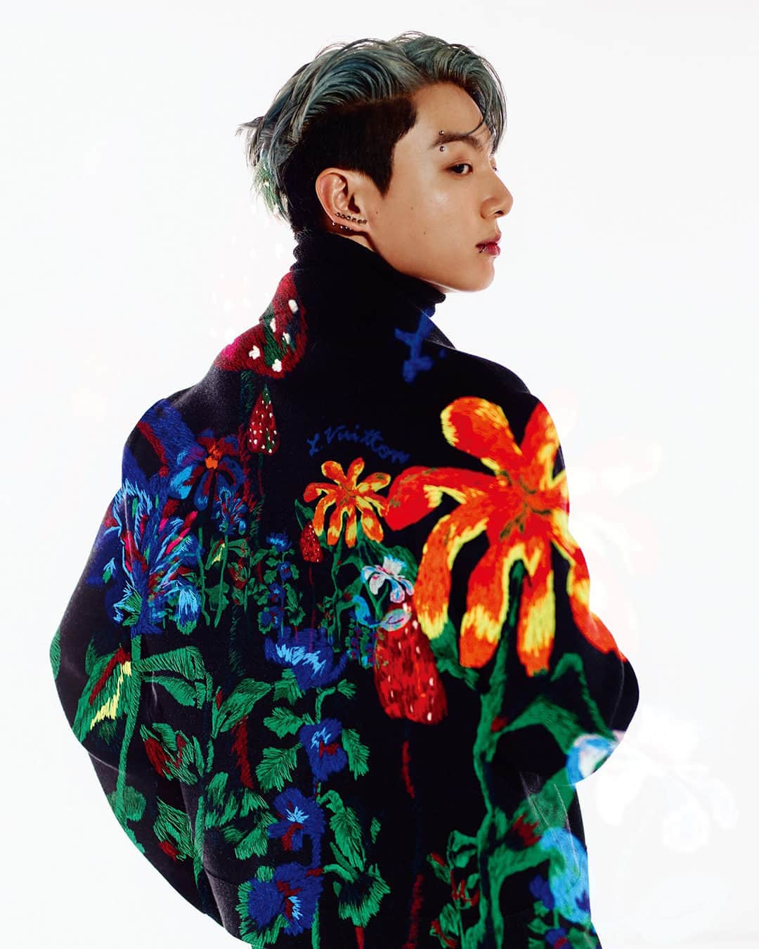 のインスタグラム：「Happy Birthday BTSのJUNG KOOKさん！  「僕はじっとしていられないんですよ。長く休むと、心がつらくなります。何かしなければならないんです。『今日は何も気にせず、自分のために過ごそう』と思っても、いつのまにか何かをしているんです。そういう性格なので、とりあえずがんばればいいと思うようになりました。」（『GQ JAPAN』2022年4月号掲載のインタビューより）  #BTS #JUNGKOOK #ジョングク #GQarchive @bts.bighitofficial  Words: Kim Eun Hee Fashion Editor: Park Na Na Photographer: Kang Hyea W. Stylist: Lee Ha Jung Hair: Park Nae Joo @ Bit&Boot  Make-up: Kim Da Reum 2nd Production: Kim Kyung Min Set Design: Choi Seo Yun, Son Ye Hee, Kim Ah Young @ Da;rak  Assistant: Heo Ji Eun」