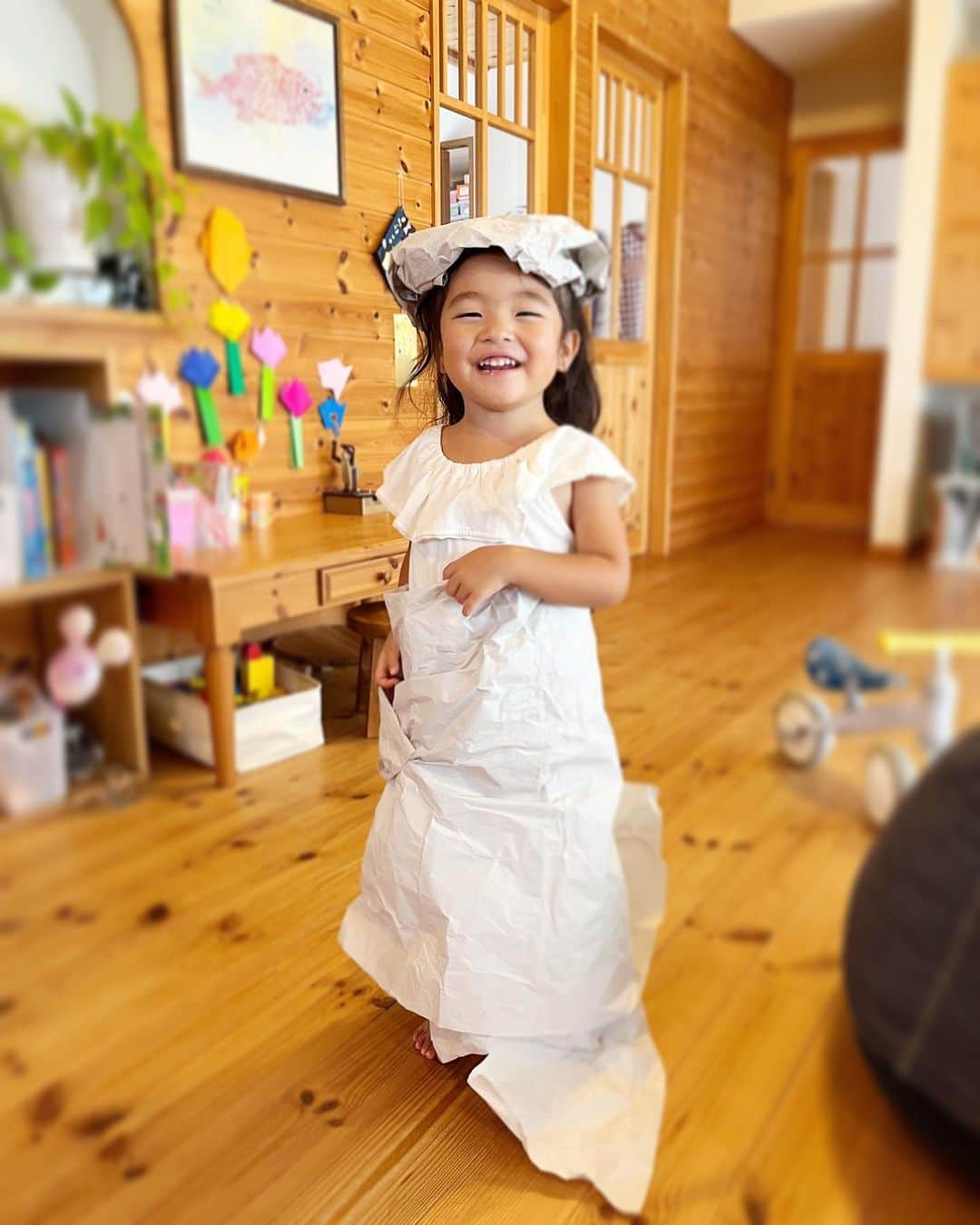 aco.さんのインスタグラム写真 - (aco.Instagram)「2023.8.31  この夏バタバタすぎて postしたいことがどんどん溜まって 過ぎていってしまったので 思ったことは写真が綺麗じゃなくても 上手くまとめられなくても できるだけその都度postしていこうと思った次第… （誰から欲されたわけでもないのだけど笑 　自分の記録で🤗）  この夏は息子の予定で家を出ているか 合間に家にいるか そんな夏休みだったのだけど 家にいる時間に娘は創作活動に目覚めて なんだかんだと作っていました  手が小さくてハサミはまだ上手く使えないので 手でちぎってテープで留めるくらいだけど 「こうしたいから手伝って」とか 難しい時は言ってくるようになりました （pic3  マスクやオムツ作る時とか 　理想の形になるように指示ありました笑）  いつも古紙を入れる所から 好きな紙を出して来て遊んでいますが 今日は緩衝材の紙を見つけてドレスと帽子に👗  その後は走り屋になっていましたが笑  遊ぶ時、びっくりするくらい部屋が散らかるんですが 発想が面白くて子供らしくて こういうの最高に好きです😆 . . . . . #aco子育て記録 . #製作遊び #おうちあそび #季節を楽しむ暮らし #ムクリ #マイホーム #木の家 #平屋暮らし #こどものいる暮らし #こどもと暮らす #子育てを楽しむ #3歳 #3歳女の子 #10月生まれ #幼稚園児 #こどものいる暮らし #こどもと暮らす #子育てを楽しむ  #11歳差子育て #年の差兄妹 #年の差育児  #暮らしを楽しむ家づくり #暮らしの記録 #日常の記録 #日常を楽しむ #日常を楽しく .」8月31日 23時29分 - aco.chaaaaan