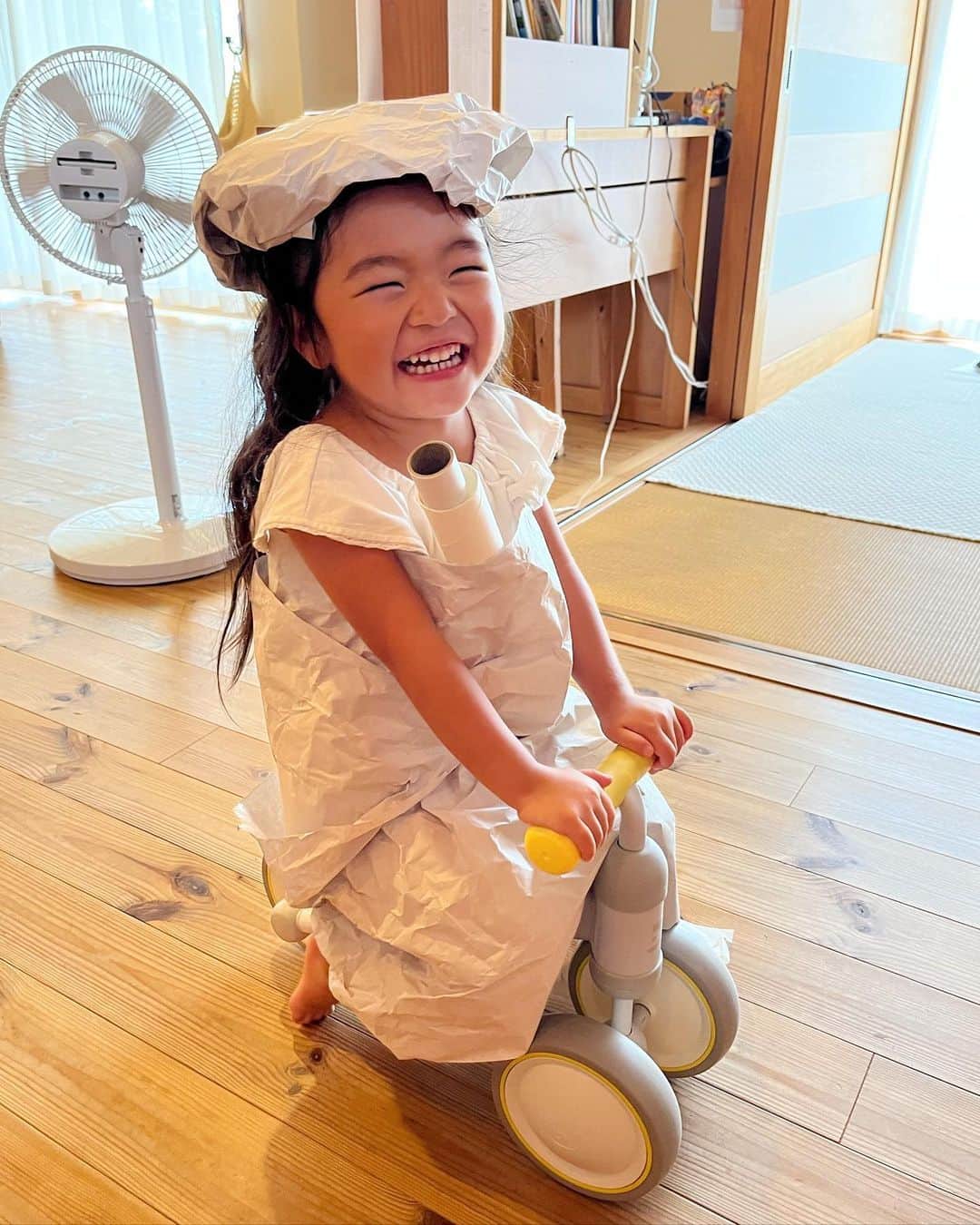 aco.さんのインスタグラム写真 - (aco.Instagram)「2023.8.31  この夏バタバタすぎて postしたいことがどんどん溜まって 過ぎていってしまったので 思ったことは写真が綺麗じゃなくても 上手くまとめられなくても できるだけその都度postしていこうと思った次第… （誰から欲されたわけでもないのだけど笑 　自分の記録で🤗）  この夏は息子の予定で家を出ているか 合間に家にいるか そんな夏休みだったのだけど 家にいる時間に娘は創作活動に目覚めて なんだかんだと作っていました  手が小さくてハサミはまだ上手く使えないので 手でちぎってテープで留めるくらいだけど 「こうしたいから手伝って」とか 難しい時は言ってくるようになりました （pic3  マスクやオムツ作る時とか 　理想の形になるように指示ありました笑）  いつも古紙を入れる所から 好きな紙を出して来て遊んでいますが 今日は緩衝材の紙を見つけてドレスと帽子に👗  その後は走り屋になっていましたが笑  遊ぶ時、びっくりするくらい部屋が散らかるんですが 発想が面白くて子供らしくて こういうの最高に好きです😆 . . . . . #aco子育て記録 . #製作遊び #おうちあそび #季節を楽しむ暮らし #ムクリ #マイホーム #木の家 #平屋暮らし #こどものいる暮らし #こどもと暮らす #子育てを楽しむ #3歳 #3歳女の子 #10月生まれ #幼稚園児 #こどものいる暮らし #こどもと暮らす #子育てを楽しむ  #11歳差子育て #年の差兄妹 #年の差育児  #暮らしを楽しむ家づくり #暮らしの記録 #日常の記録 #日常を楽しむ #日常を楽しく .」8月31日 23時29分 - aco.chaaaaan