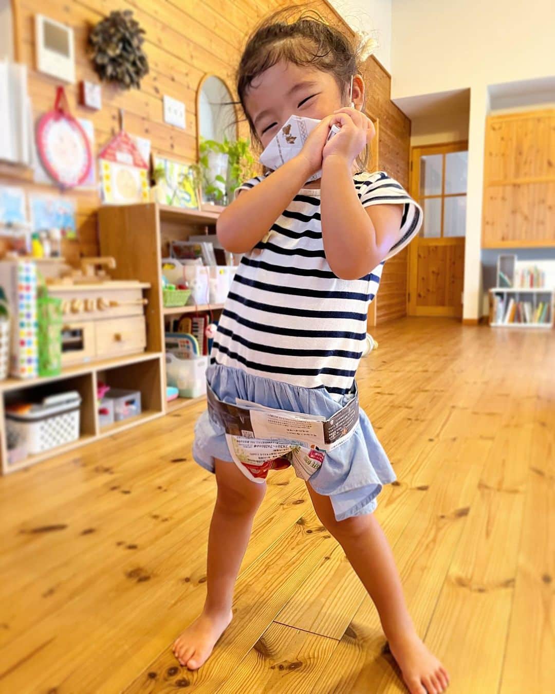 aco.さんのインスタグラム写真 - (aco.Instagram)「2023.8.31  この夏バタバタすぎて postしたいことがどんどん溜まって 過ぎていってしまったので 思ったことは写真が綺麗じゃなくても 上手くまとめられなくても できるだけその都度postしていこうと思った次第… （誰から欲されたわけでもないのだけど笑 　自分の記録で🤗）  この夏は息子の予定で家を出ているか 合間に家にいるか そんな夏休みだったのだけど 家にいる時間に娘は創作活動に目覚めて なんだかんだと作っていました  手が小さくてハサミはまだ上手く使えないので 手でちぎってテープで留めるくらいだけど 「こうしたいから手伝って」とか 難しい時は言ってくるようになりました （pic3  マスクやオムツ作る時とか 　理想の形になるように指示ありました笑）  いつも古紙を入れる所から 好きな紙を出して来て遊んでいますが 今日は緩衝材の紙を見つけてドレスと帽子に👗  その後は走り屋になっていましたが笑  遊ぶ時、びっくりするくらい部屋が散らかるんですが 発想が面白くて子供らしくて こういうの最高に好きです😆 . . . . . #aco子育て記録 . #製作遊び #おうちあそび #季節を楽しむ暮らし #ムクリ #マイホーム #木の家 #平屋暮らし #こどものいる暮らし #こどもと暮らす #子育てを楽しむ #3歳 #3歳女の子 #10月生まれ #幼稚園児 #こどものいる暮らし #こどもと暮らす #子育てを楽しむ  #11歳差子育て #年の差兄妹 #年の差育児  #暮らしを楽しむ家づくり #暮らしの記録 #日常の記録 #日常を楽しむ #日常を楽しく .」8月31日 23時29分 - aco.chaaaaan