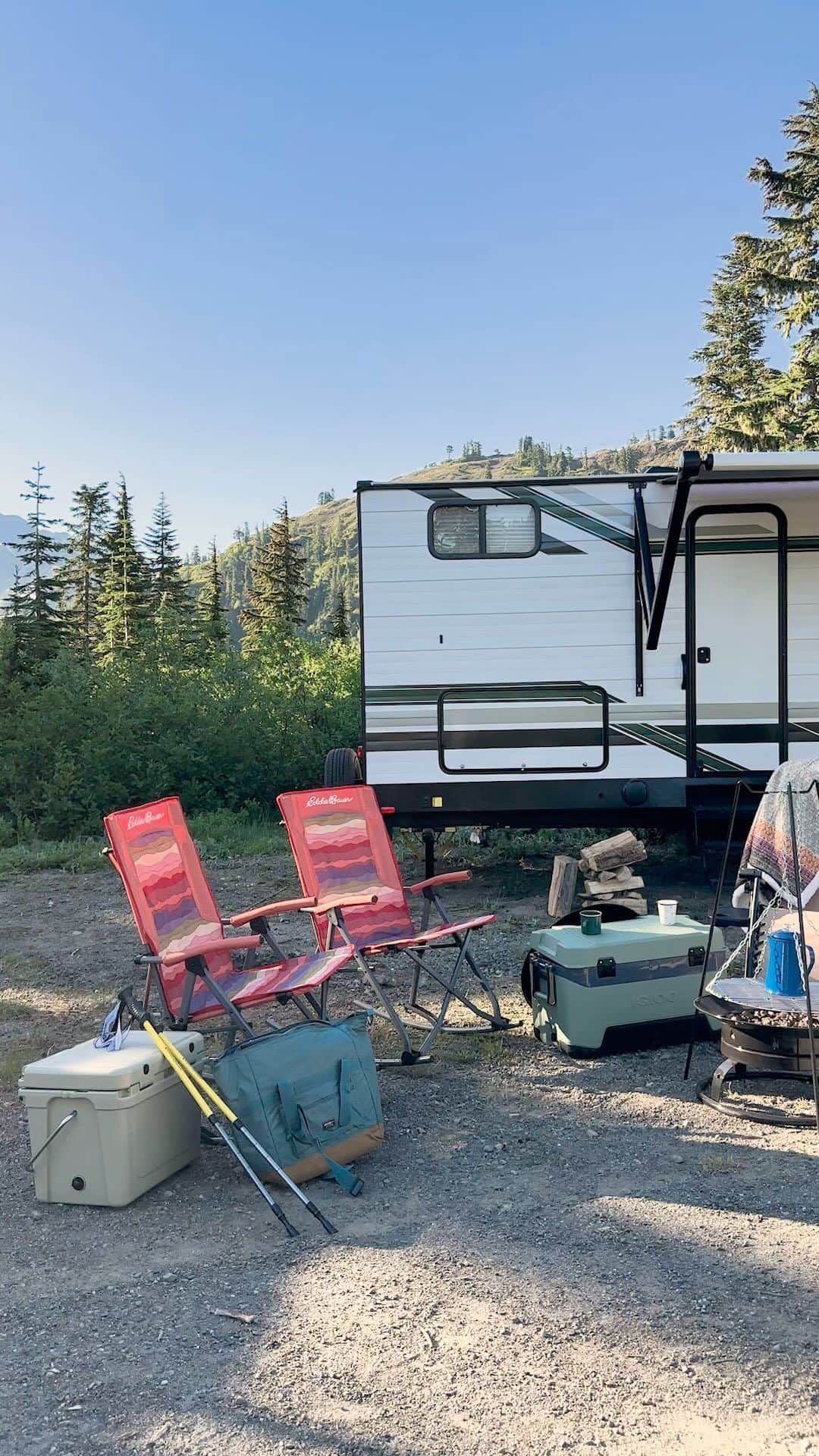 のインスタグラム：「logging off for an unplugged camping weekend⁣ ⁣⁣ #EddieBauerxCampingWorld」