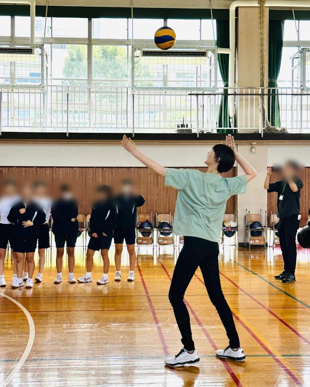 栗原恵さんのインスタグラム写真 - (栗原恵Instagram)「. 東京都主催 #笑顔と学びの体験活動プロジェクト   目黒区立第十一中学校へ行かせていただきました🏫  講話とバレーボール体験授業🏐 笑顔がいっぱいのアッという間の2時間😊  授業が終わってから追いかけてきてくれた生徒さんに 「失敗を恐れないで頑張ります！」と力強い言葉をもらえて 私ももっと頑張ろうと思えました✨  素敵な時間をありがとうございました☺️  (1枚目の写真は頭上注意ですね⛑️⚠️笑)」8月31日 23時32分 - megumi_kurihara_official
