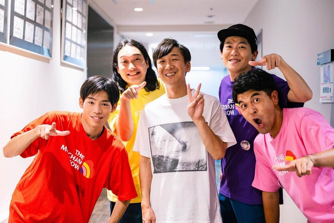 加賀翔（かが屋）さんのインスタグラム写真 - (加賀翔（かが屋）Instagram)「今日は！ 『ももクロChan THE SHOW』 に出させてもらいました！こんなに平和な空間があるのかというほど皆さん温かったです。シンプルフリースローがまさかのとんでもない盛り上がりでした。あとライブ観た方配信観た方に向けてなのですが、そういえば今日の一言目は「カミソリ負け？」でした！奥ゆかしくはない！最高ライブでした配信ありますのでぜひ！ #ももクロChan #ももクロChanTheSHOW」8月31日 23時32分 - kagaya_kaga