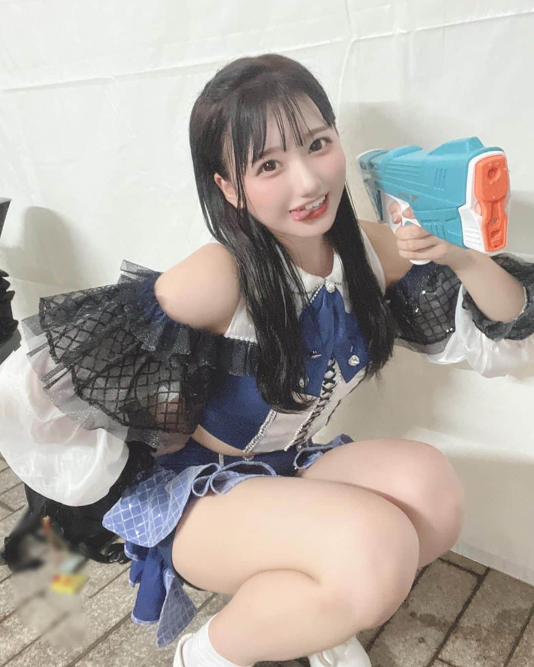 のインスタグラム：「撃っちゃうぞ🔫💕  ･ Silent Sirenさんの『BANG!BANG!BANG!』大好きな曲🤤いっしょに聴こ！- ̗̀🎧‪𓈒 𓂂𓏸  ･ かみそめた(´﹃｀)すきー？♡  ．  #japaneseidol #japanesegirl #idol #instagood #instalike #selca #followforfollowback #selfie #today #ootd #dailylook #instafashion #followme #夏フェス #makeup #今日のコーデ  #アイドル  #ショーパンコーデ  #アイドルメイク  #ゆる巻き #いいね返し #自撮り #自撮り女子 #自撮り界隈 #推してください #ヘアアレンジ #オフショル #簡単ヘアアレンジ #アイドル衣装 #黒髪女子」