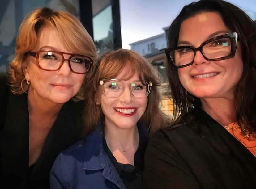 ブライス・ダラス・ハワードのインスタグラム：「Don’t mind me, just fan-girling over these entrepreneurial makeup artist queens! I’m so happy we could all be in town to celebrate the launch of Lashify Pro with Vivian as the global director!! I’ve also been using @soniarosellibeauty’s skincare line religiously for years but we’ve never met in person — until now:)⁣ ⁣ @vivianbaker, we are both so proud of you — it was a blast getting to meet up in person❤️⁣ ⁣ [ID: As the suns sets to dusk, Vivian (left), BDH (middle), and Sonia (right) smile for a selfie after a glorious day of bonding over their mutual love of lighting, Lashify lashes, makeup and skincare ❤️]」