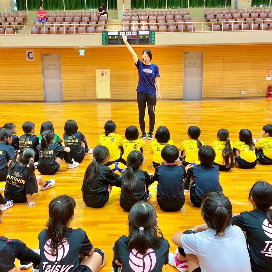大山加奈さんのインスタグラム写真 - (大山加奈Instagram)「. 先日、福知山市さまと 福知山ユナイテッドさま共催の バレーボール教室に 講師として呼んでいただきました‼︎ . 小中学生のみんなとのバレーボール教室に加え 保護者の方たちにお話をさせていただく 時間も設けていただき とてもありがたかったです。 . 小中高と全国制覇を果たしてきたわたしだから 伝えられることがあります。 幼い頃から勝利だけを 目指すことの弊害、後悔。 なによりも大切にすべきは 子どもたちが心身ともに健康に 豊かな人生を歩んでいってくれることです。 スポーツはそのためのツールのひとつ。 そんなお話をさせてもらいました。 . 福知山ユナイテッドの代表の片野さんが わたしの活動や考え方に共感をしてくださり、 今回お声かけをくださいました。 だからこそただバレーボール教室だけを 行うのではなく、こういった時間を作って くださったのだと思います。 今回お会いしてお話を伺って 片野さんの、福知山ユナイテッドさんの 本気の熱い想いが伝わり感銘を受けました。 . まだまだ、もう思わず今すぐ 指導者に話を聞きにいきたくなるような チーム事情を目にしたり耳にしたりが絶えません… そのたびに無力感と絶望感を感じますが… このように、スポーツのあり方や 子どもたちをとりまく環境を 良いものに変えようと 尽力してくださっている方々が いてくださるというのが 本当に励みになります。 諦めかけてしまいそうになる心に 鞭を打ってくださいます。 . ぜひまたご一緒させてもらえたら うれしいです‼︎‼︎ 一緒に子どもたちの健全なスポーツ環境を 作るようなことができたら良いな。 . バレー教室に参加してくれたみんな 話を聴いてくださった保護者のみなさま 福知山市さま 福知山ユナイテッドさま 貴重な機会をいただき ありがとうございました‼︎ . . #バレーボール教室#福知山市  #福知山ユナイテッド」8月31日 23時47分 - kanaoyama0619