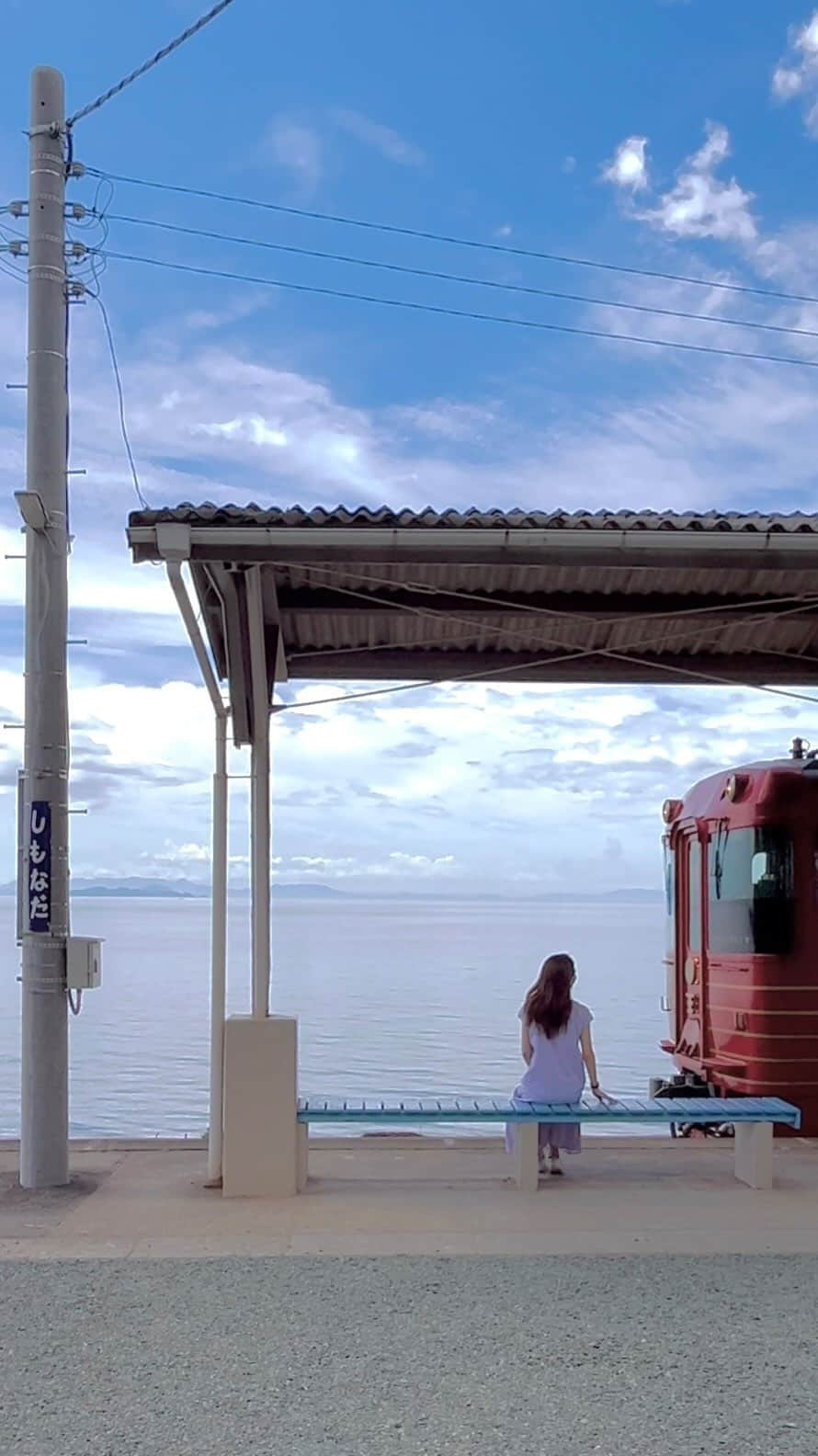 富永沙織のインスタグラム：「夏の思い出。みなさんのオススメの場所に行ってみました。 Memories of summer. I went to everyone's recommended place. ・ #下灘駅 #夏の思い出 #summervacation2023 #夏休み旅行 #旅行 #海の見える駅 #japantrain #予讃線 #愛媛観光 #夏休みの思い出 #行ってきました #ehimejapan #素敵な場所 #japantrip2023 #tripjapan #japantourism #無人駅 #落ち着く場所」