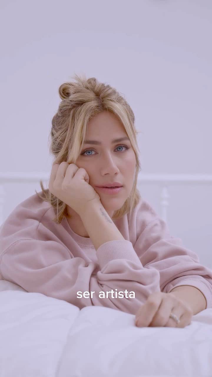 Giovanna Ewbankのインスタグラム：「Meus amores, vcs sabem que eu amo cuidar dos meus cabelos, deixar eles lindos, saudáveis e sempre protegidos, né? Por isso vim contar que tô fazendo o tratamento novo da @braehaircare com o tônico capilar da linha Defense, que combate a queda de cabelo, estimula o crescimento de fios fortes, resistentes e densos e que recupera a saúde do couro cabeludo. Apaixonei! E acho que vcs deveriam experimentar! 🩷  #braesquad #braedefense #vaidebrae #braelovers  #braehaircare #braesquad #brarevival | publi」