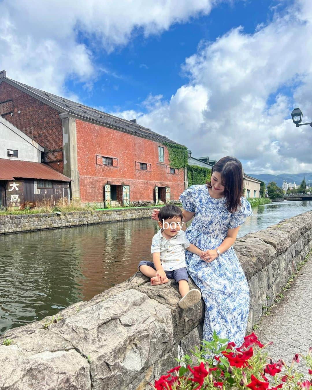 Sayuri（岸岡小百合）さんのインスタグラム写真 - (Sayuri（岸岡小百合）Instagram)「* 先日、北海道に行ってきました✈️  8月に入ってから、息子が体調を崩していて、 やっとよくなってきたと思ったら手足口病に🥺 行けないかと思いましたが、無事回復し、 パパの北海道マラソンを応援してきました🏃🏅 次の日は小樽散策🎵  風が気持ちよかったなぁ🚣 魚真さんのお寿司もとってもおいしかったです🍣  息子は土瓶蒸しが気に入ってしまい、がぶ飲みでした😂  #小樽　#北海道 #札幌 #小樽グルメ #小樽観光 #otaru」8月31日 23時48分 - sayuuringo