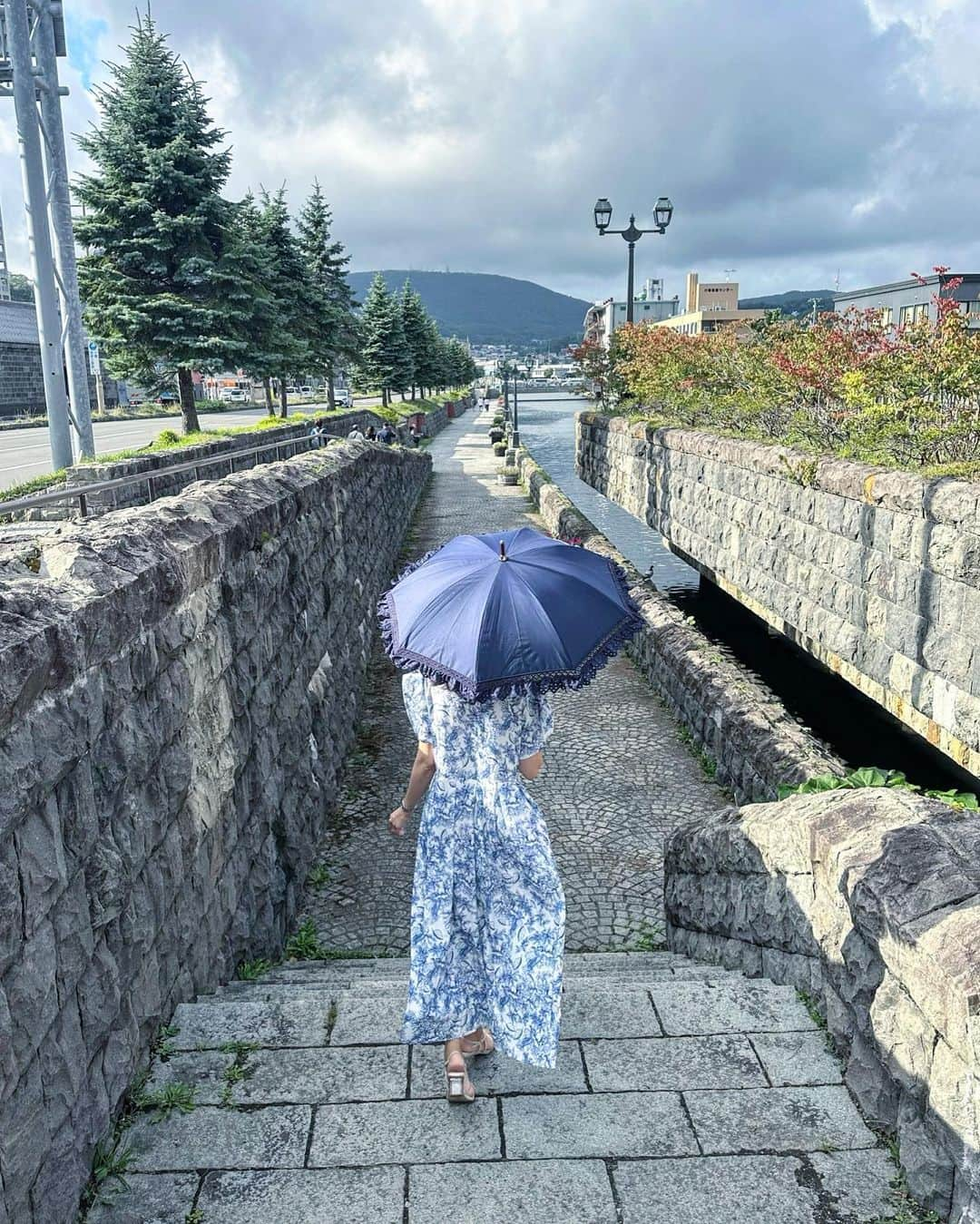 Sayuri（岸岡小百合）さんのインスタグラム写真 - (Sayuri（岸岡小百合）Instagram)「* 先日、北海道に行ってきました✈️  8月に入ってから、息子が体調を崩していて、 やっとよくなってきたと思ったら手足口病に🥺 行けないかと思いましたが、無事回復し、 パパの北海道マラソンを応援してきました🏃🏅 次の日は小樽散策🎵  風が気持ちよかったなぁ🚣 魚真さんのお寿司もとってもおいしかったです🍣  息子は土瓶蒸しが気に入ってしまい、がぶ飲みでした😂  #小樽　#北海道 #札幌 #小樽グルメ #小樽観光 #otaru」8月31日 23時48分 - sayuuringo