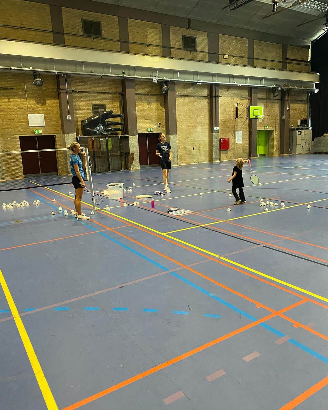 カミラ・リター・ユール & クリスティナ・ペデルセンのインスタグラム：「Vi træner nogle morgener med @kajsavandalmm og i dag havde vi en ekstra lille hjælper med i hallen😀🏸 Så hyggeligt🥰  #badminton #hygge」