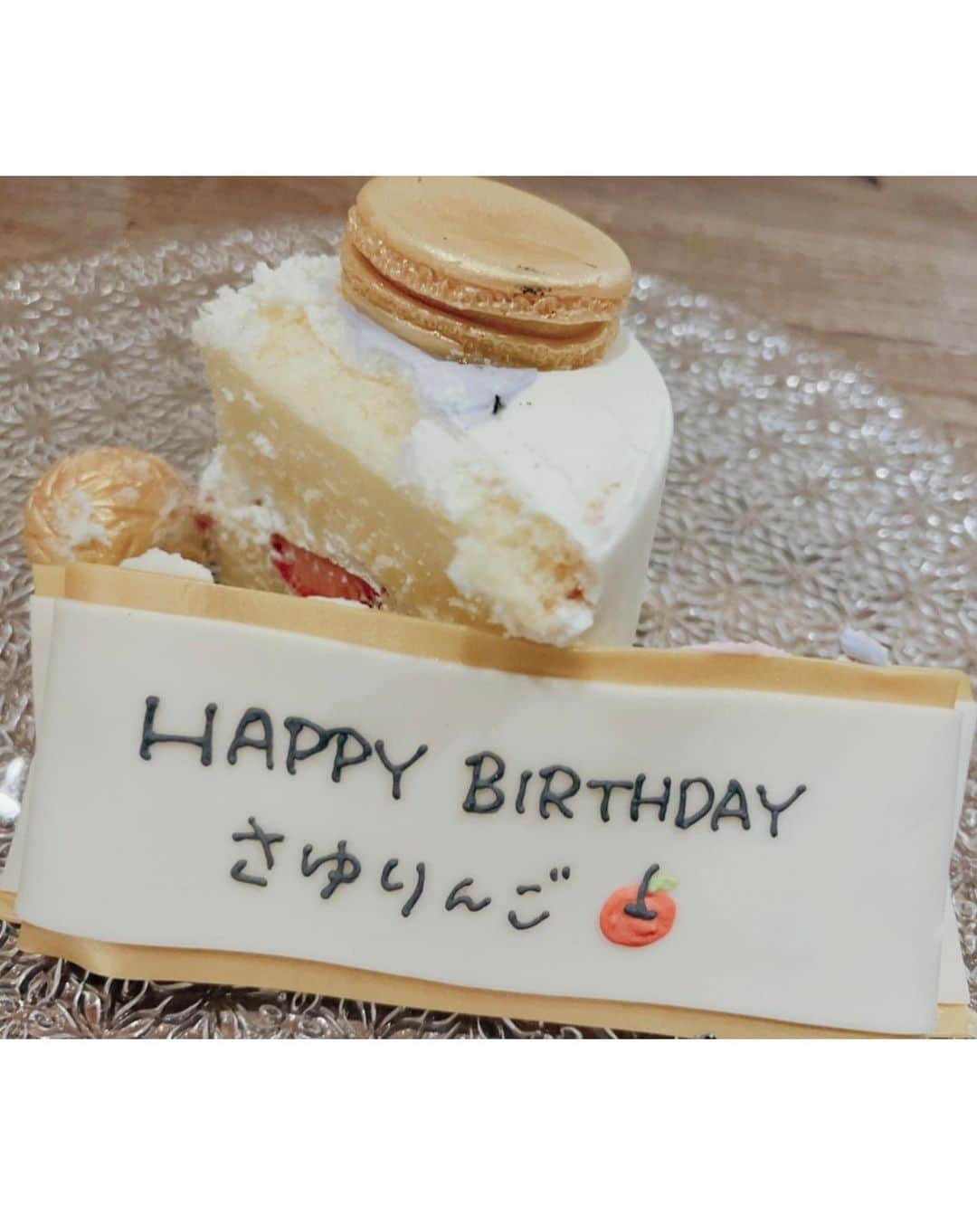 松村沙友理さんのインスタグラム写真 - (松村沙友理Instagram)「🍎  お誕生日うぃーく お祝いは何度されても嬉しい☺️♡  今年のお誕生日は 24時間テレビの関西ローカル枠に出させて頂いたお陰で 大阪でお誕生日を過ごせました☺️🫶🏻  私のいとこがやっているお店 御料理松むら　 で家族でお祝いご飯を頂きました♡  24時間テレビもずっと楽しくて ミルクボーイさんの漫才にも三回も さゆりんごのお誕生日が 組み込まれて 忘れられないお誕生日になりました！ ファンクラブも開設でき ファンの皆さんとスタッフさんにお祝いして頂き とってもとっても幸せな日でした☺️🍎 配信またすぐやりたーーーい！  いつも支えてもらっている皆様に 感謝の気持ちを忘れずに この一年も楽しみます！  lantinamチームには Tシャツも作ってもらって うれぴうれぴまん♡  今後ともさゆりんごを よろしくお願いします🍎  #お誕生日 #幸せ」8月31日 23時50分 - matsumura_sayuri_official