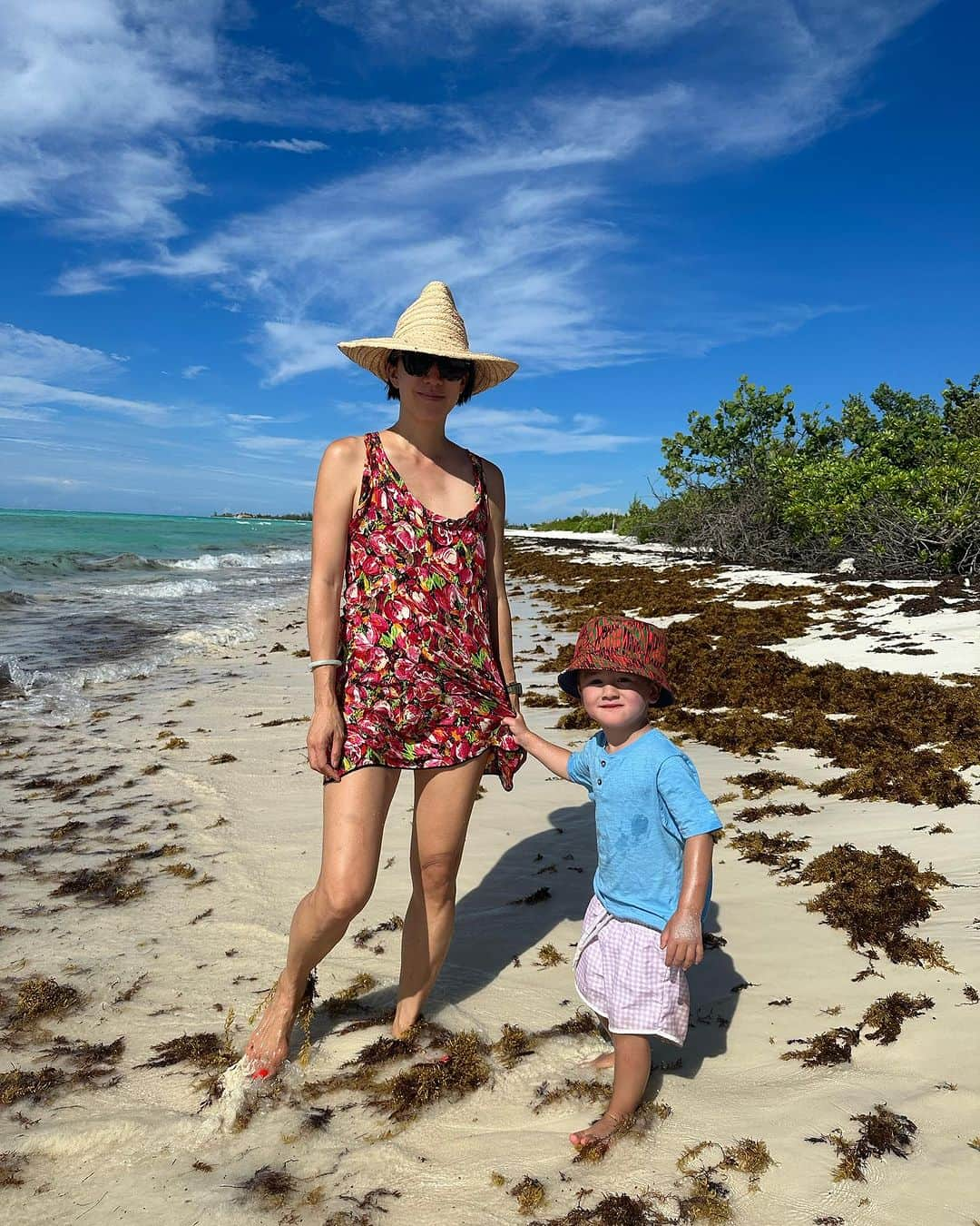 エヴァ・チェンのインスタグラム：「Vacation diaries: day one. The saga of the @gigiburris hat that fell in the @comoparrotcay @comohotels dock the moment we arrived. Thank you @tbannister for diving in to get it 😂」