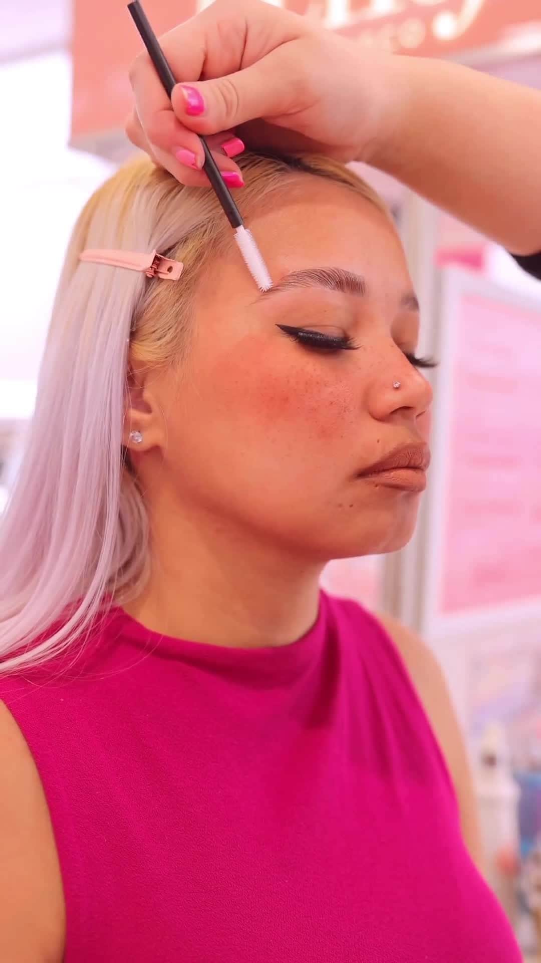 Benefit Cosmeticsのインスタグラム：「Last day of Bold is Beautiful Month so be sure to book your brow wax today! 😉 We'll be donating $5 from every brow wax service to charities working to empower women & girls across the US 💖⁠ ⁠ Head over to the link in bio like @ciana.barbie to book!⁠ ⁠ @plannedparenthood  @girlsinc  @stepupwomensnetwork  @dressforsuccess   #benefitcosmetics #boldisbeautiful」