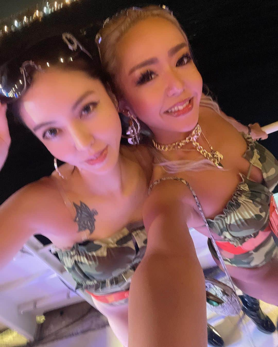 AMIIIIさんのインスタグラム写真 - (AMIIIIInstagram)「My bestie👯‍♀️💜 . 船がめちゃくちゃ揺れるから頑張ってポーズとっても事故写真しかなかった😂 . . #portrait#cruising#gogodancer#dancer#workout#yokohama#夏クル#ゴーゴーダンサー#ダンサー#筋トレ#筋トレ女子#ダイエット#美容#黒肌女子#ハイトーンカラー#夜景#クルージング」8月31日 23時57分 - 49amiiii49