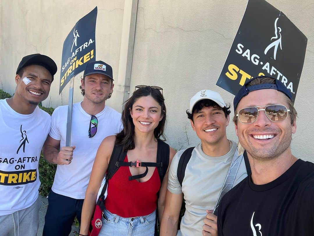 グレン・パウエルのインスタグラム：「Buzzed the Watertower  #sagaftrastrong #wgastrong」
