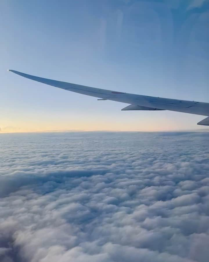 天翔天音のインスタグラム：「😶‍🌫️🤍✈︎  飛行機から見る好きな景色☁️❤︎  #天翔天音 #05 #ootd #fashion #selfie」