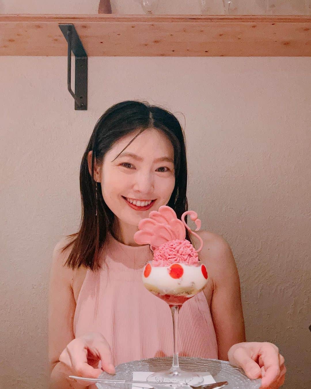 森貴美子のインスタグラム：「ピンクのワンピースを着てピンクのパフェ食べた夏の終わり🦩🩷  2023年のこの夏は人生でいちばんつらかったかもしれない。泣いてばかりでいまも気を抜けばいくらだって涙は出てくるけど、優しい人たちのあたたかい気持ちや言葉を栄養にしながら、なんとか毎日を過ごしてました。  時間の経過すらよくわからん夏を過ごし、これから迎える秋もあっという間に過ぎてしまいそうだけど、毎日感謝の気持ちを忘れずにいたいです😌」