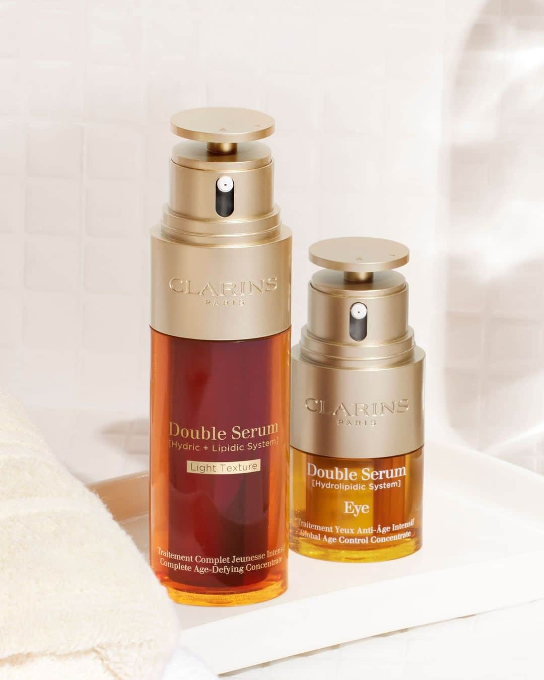 Clarins Franceのインスタグラム：「CONCOURS 🧡⁣ ⁣ Tentez de remporter le duo de sérums iconiques Clarins pour démarrer une nouvelle routine de soin dès la rentrée :  Double Serum Light Texture et Double Serum Eye ✨⁣ ⁣ Pour participer : ⁣ ✔️ S’abonner au compte @Clarinsfr⁣⁣⁣⁣ 👍 Liker la publication⁣⁣⁣⁣ 💬Taguer 3 amis en commentaire de ce post ⁣⁣⁣⁣ ⁣⁣⁣ Fin du concours le 7 septembre, 3 gagnants seront tirés au sort ✨⁣ ⁣ #Clarins #MonSoinClarins #DoubleSerum #DoubleSerumLightTexture #DoubleSerumEye⁣ ⁣」