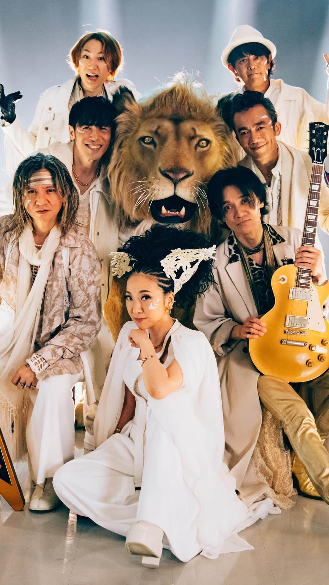 MISIAのインスタグラム：「⠀ 本日（9/1）配信リリースした MISIA & Rockon Social Clubの 「傷だらけの王者」のミュージックビデオをYouTubeにて公開中！✨     NHKラグビーテーマソングにも起用されたこの楽曲についてMISIAは 「Rockon Social Clubのメンバーと一緒に、前に進んでいく強さと勇気を応援する歌が生まれました。演奏や歌声で、私1人では出せなかった力強いエールをともに送ってくださっています。」 とコメント。    撮影は都内スタジオで行われ、 以前から面識があったというMISIAとRockon Social Clubのメンバーは和気あいあいと撮影に臨んでいました。 巨大なライオン像にもご注目ください🦁    ぜひチェックしてみてください！♪ ☟ https://youtu.be/VIDfzCTCEXQ  #MISIA #RockonSocialClub #傷だらけの王者 #RWC2023」