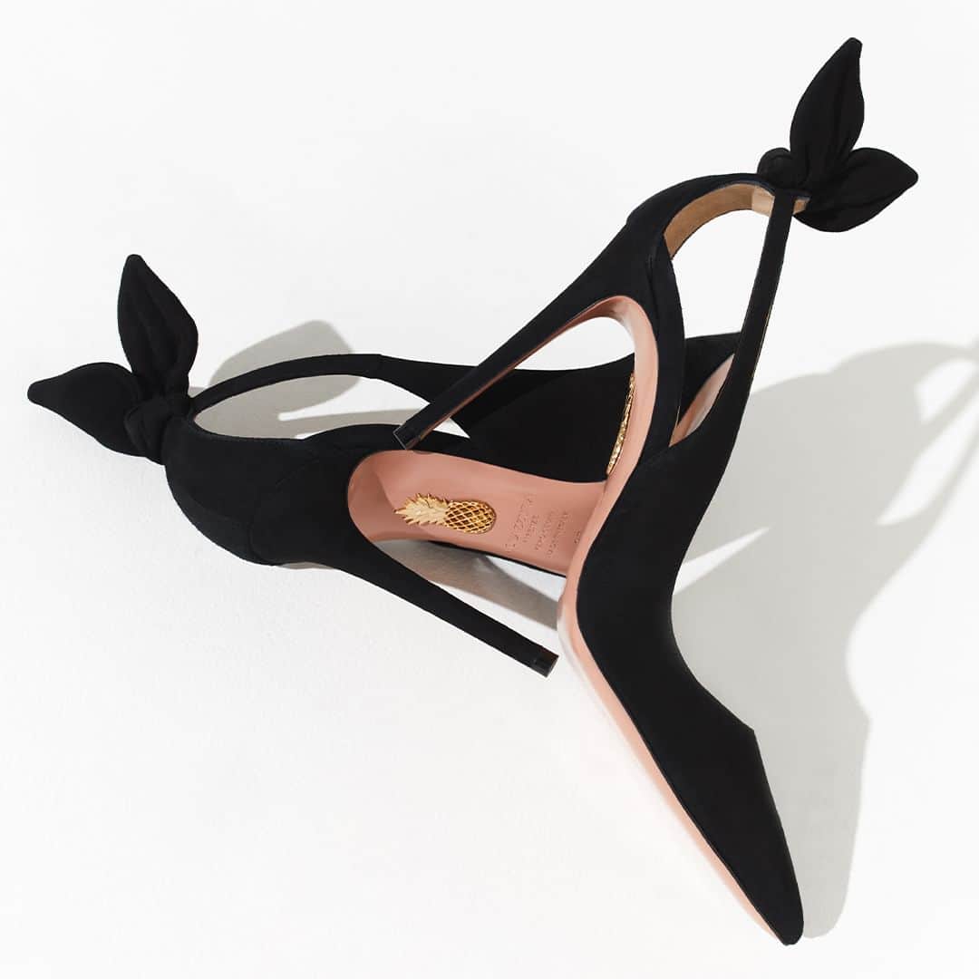 Aquazzuraのインスタグラム：「The iconic bow-tie. Opt for chic and timeless with our Bow Tie Pump in elegant velvet   #AQUAZZURA  #aquazzurapumps」