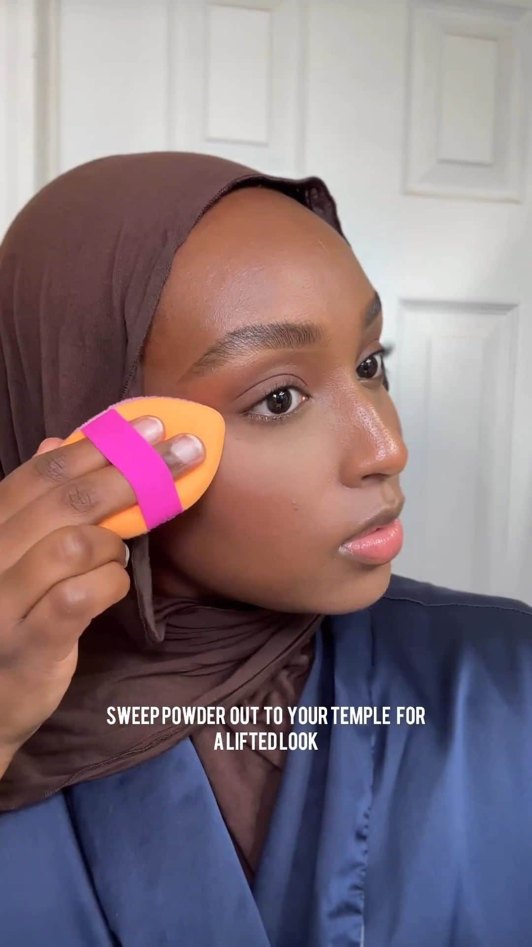 Real Techniquesのインスタグラム：「@ayshaharun showing us all how to look snatched with the Miracle 2-in-1 Powder Puff⚡️  Our puff is designed + shaped to help you set your makeup perfectly along your cheekbone, under your eyes, and anywhere else that needs an extra touch-up!   Shop the Miracle 2-in-1 Powder Puff at @ultabeauty now!」