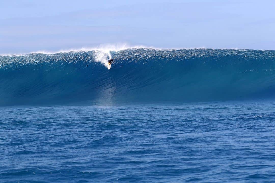 patagoniaさんのインスタグラム写真 - (patagoniaInstagram)「On January 22, 2023, while the Eddie Aikau Big Wave Invitational went XXL, a group of surfing’s big-wave heavy hitters headed to O‘ahu’s outer reefs.   Before first light, the buoy read 27.6 feet at 19 seconds. BIG. Liam Willmott’s usual crew of Kohl Christensen (@deepwatersurf), “Big Ben” Wilkinson (@pitmove) and Ramón Navarro (@surfnavarro) were at the Eddie, so he teamed up with a couple of fellow Aussies, Anthony King (@ajkingi) and Hayden Blair (@haydenblair__), for one hell of a ride.   A captain’s log from the biggest swell to hit O‘ahu’s outer reefs in recent memory is now live. Read “Abundance and the January Swell Bender of 2023” by Liam Wilmott through the link in our bio.  Photos: Daniel Russo (@_danielrusso_), Hank Foto (@hankfotomyworld), Liam Willmott (@otford_magpie)」9月1日 0時10分 - patagonia