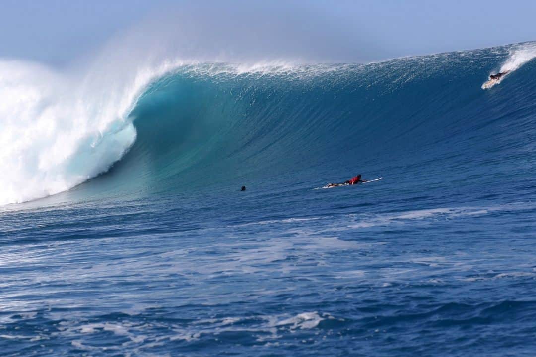 patagoniaさんのインスタグラム写真 - (patagoniaInstagram)「On January 22, 2023, while the Eddie Aikau Big Wave Invitational went XXL, a group of surfing’s big-wave heavy hitters headed to O‘ahu’s outer reefs.   Before first light, the buoy read 27.6 feet at 19 seconds. BIG. Liam Willmott’s usual crew of Kohl Christensen (@deepwatersurf), “Big Ben” Wilkinson (@pitmove) and Ramón Navarro (@surfnavarro) were at the Eddie, so he teamed up with a couple of fellow Aussies, Anthony King (@ajkingi) and Hayden Blair (@haydenblair__), for one hell of a ride.   A captain’s log from the biggest swell to hit O‘ahu’s outer reefs in recent memory is now live. Read “Abundance and the January Swell Bender of 2023” by Liam Wilmott through the link in our bio.  Photos: Daniel Russo (@_danielrusso_), Hank Foto (@hankfotomyworld), Liam Willmott (@otford_magpie)」9月1日 0時10分 - patagonia
