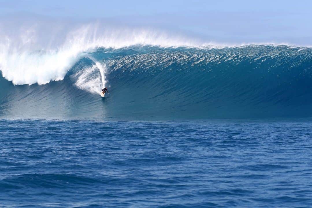 patagoniaのインスタグラム：「On January 22, 2023, while the Eddie Aikau Big Wave Invitational went XXL, a group of surfing’s big-wave heavy hitters headed to O‘ahu’s outer reefs.   Before first light, the buoy read 27.6 feet at 19 seconds. BIG. Liam Willmott’s usual crew of Kohl Christensen (@deepwatersurf), “Big Ben” Wilkinson (@pitmove) and Ramón Navarro (@surfnavarro) were at the Eddie, so he teamed up with a couple of fellow Aussies, Anthony King (@ajkingi) and Hayden Blair (@haydenblair__), for one hell of a ride.   A captain’s log from the biggest swell to hit O‘ahu’s outer reefs in recent memory is now live. Read “Abundance and the January Swell Bender of 2023” by Liam Wilmott through the link in our bio.  Photos: Daniel Russo (@_danielrusso_), Hank Foto (@hankfotomyworld), Liam Willmott (@otford_magpie)」