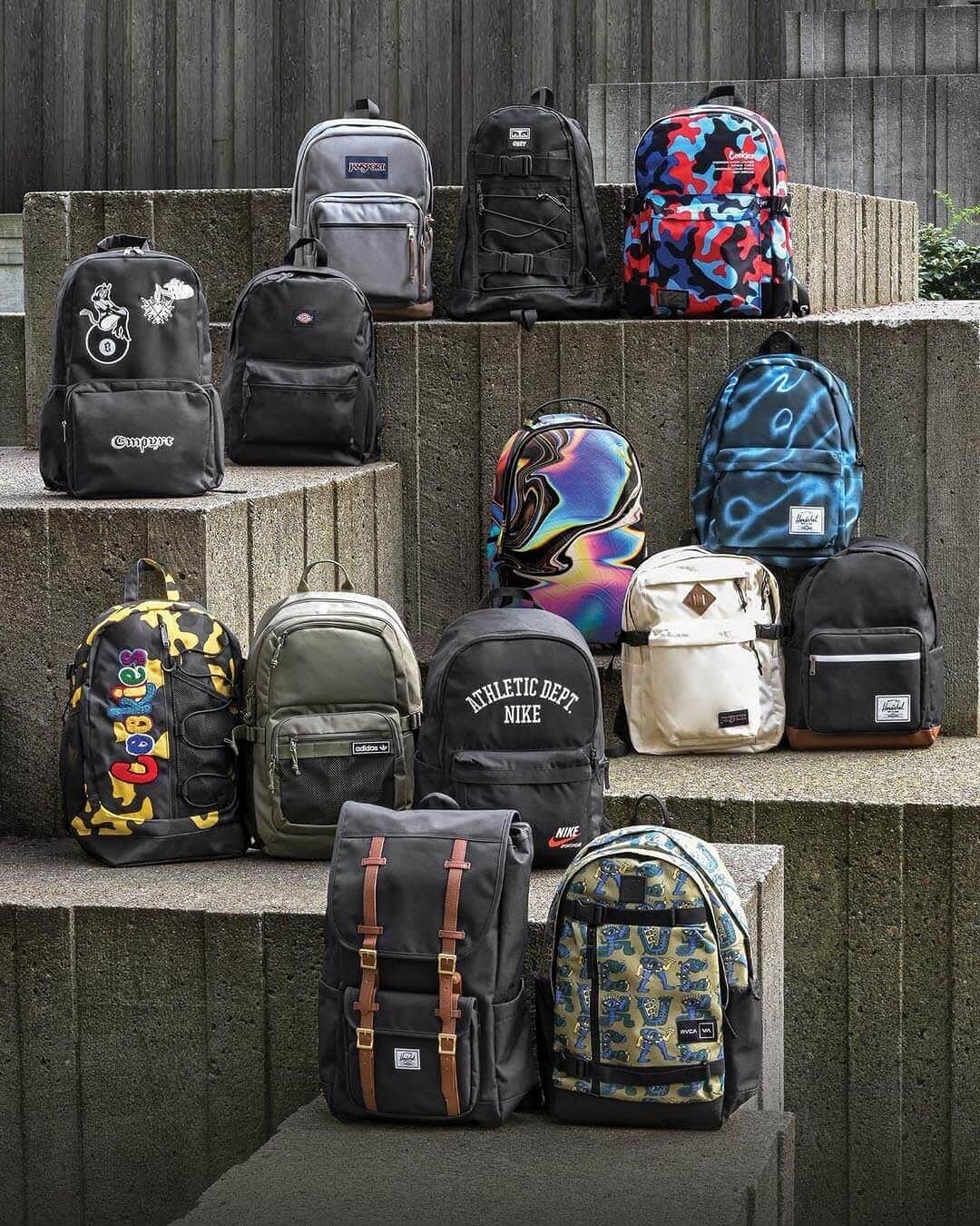 zumiezのインスタグラム：「Who still needs a backpack?!」