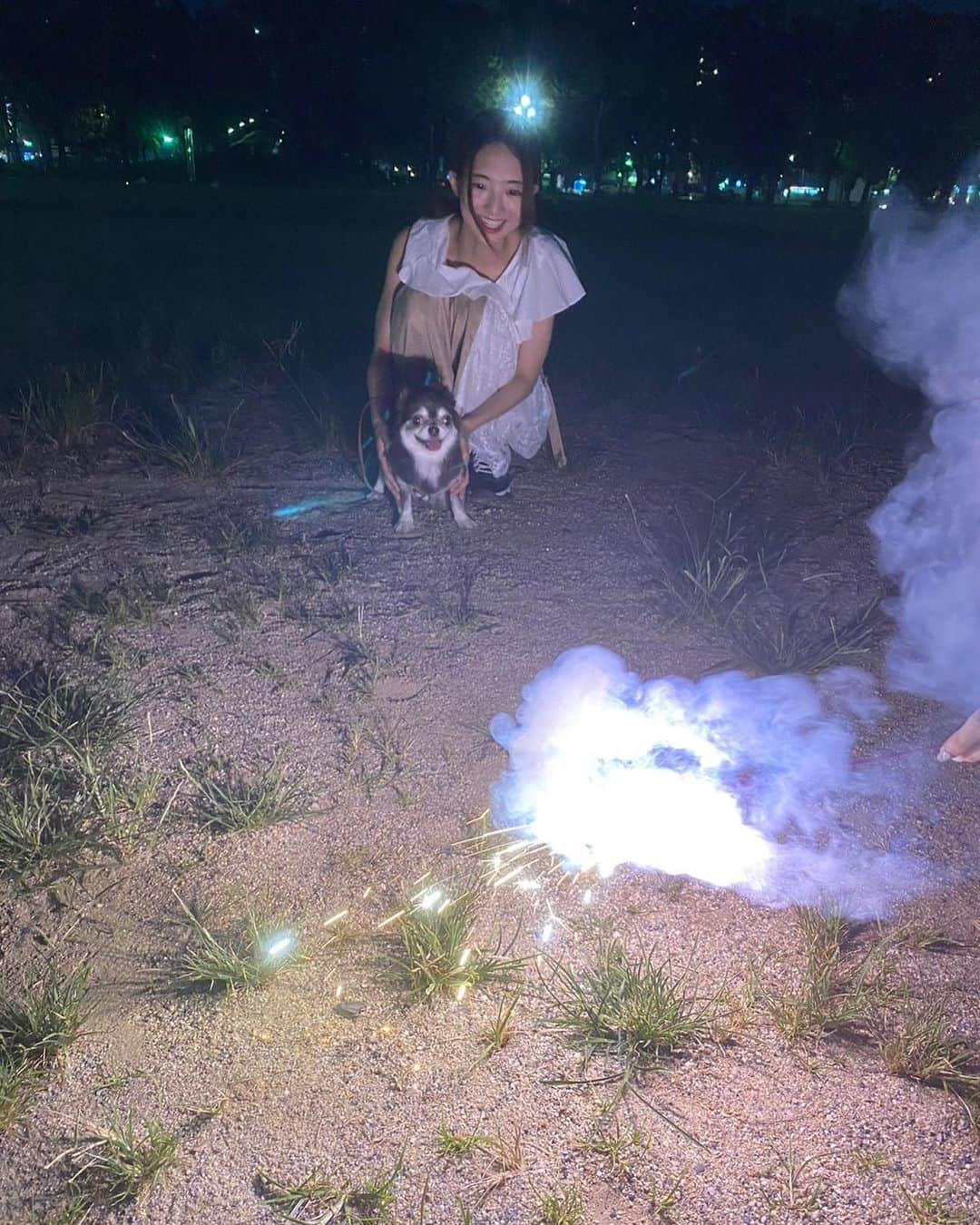 藤本冬香さんのインスタグラム写真 - (藤本冬香Instagram)「夏楽しかったな☀️  メンバーと花火しました🎆 ぽぽさんも連れて🐕  秋🍂も楽しくすごしたいな  #8月  #なつのおもいで」9月1日 0時05分 - fuyuka_43