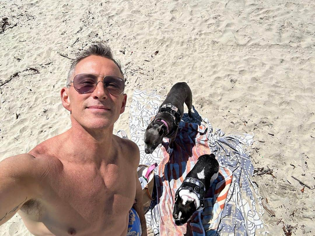 アダム・シャンクマンさんのインスタグラム写真 - (アダム・シャンクマンInstagram)「Beaches with the babes.」9月1日 0時09分 - adamshankman